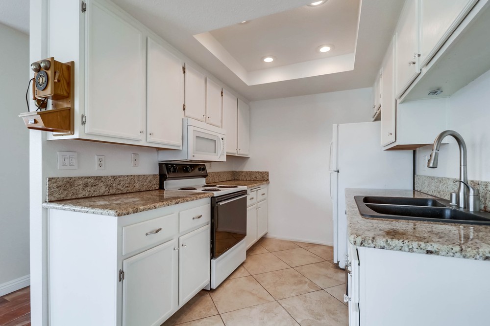 Virtual tour photo 22 of 38 for 2828 Famosa Blvd UNIT 305