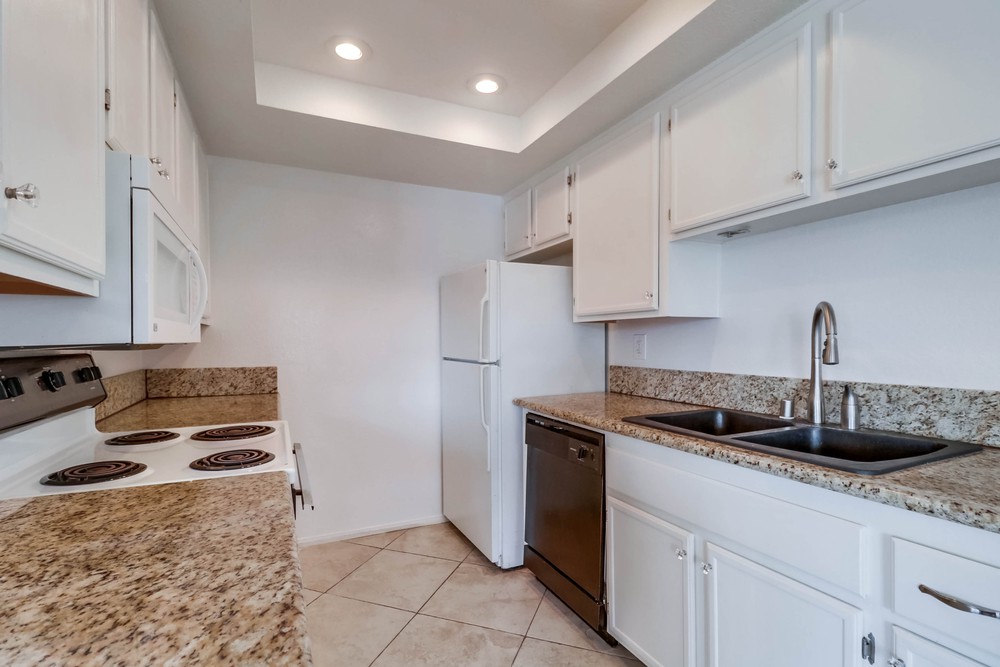 Virtual tour photo 24 of 38 for 2828 Famosa Blvd UNIT 305