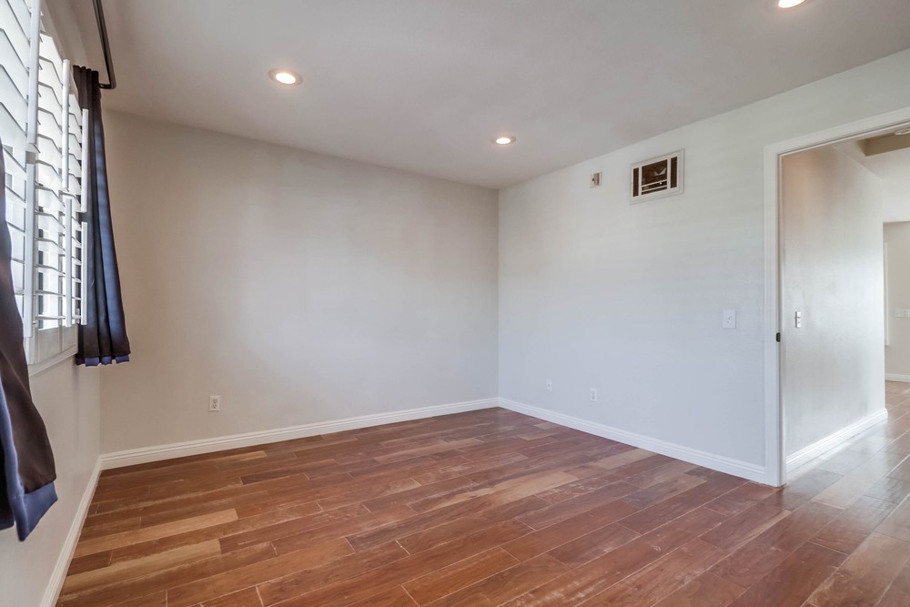 Virtual tour photo 29 of 38 for 2828 Famosa Blvd UNIT 305