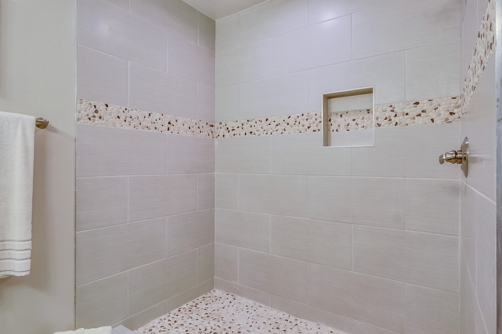 Virtual tour photo 21 of 37 for 2880 Wyandotte Ave