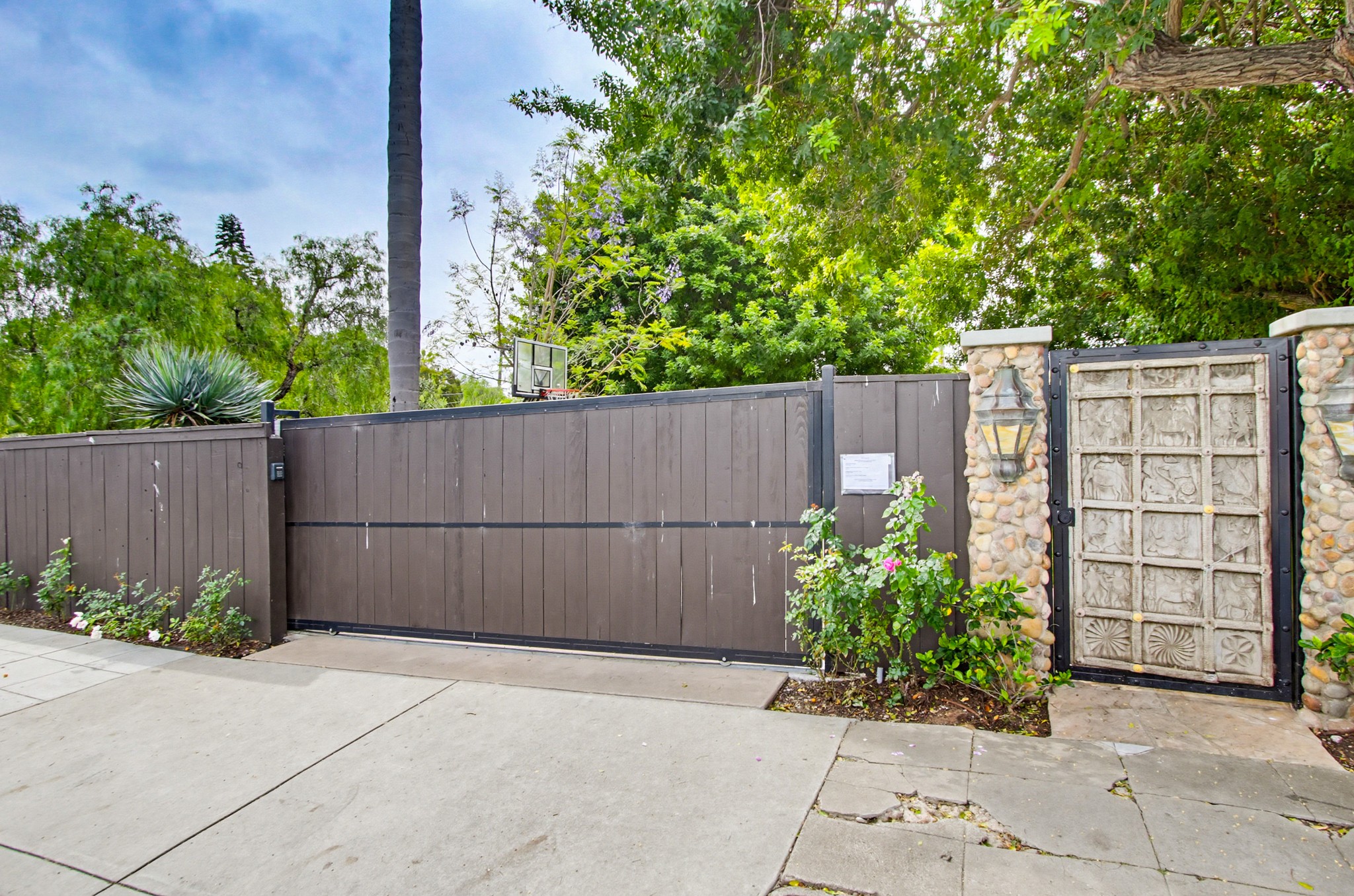 Virtual tour photo 1 of 102 for 2931 Thorn St