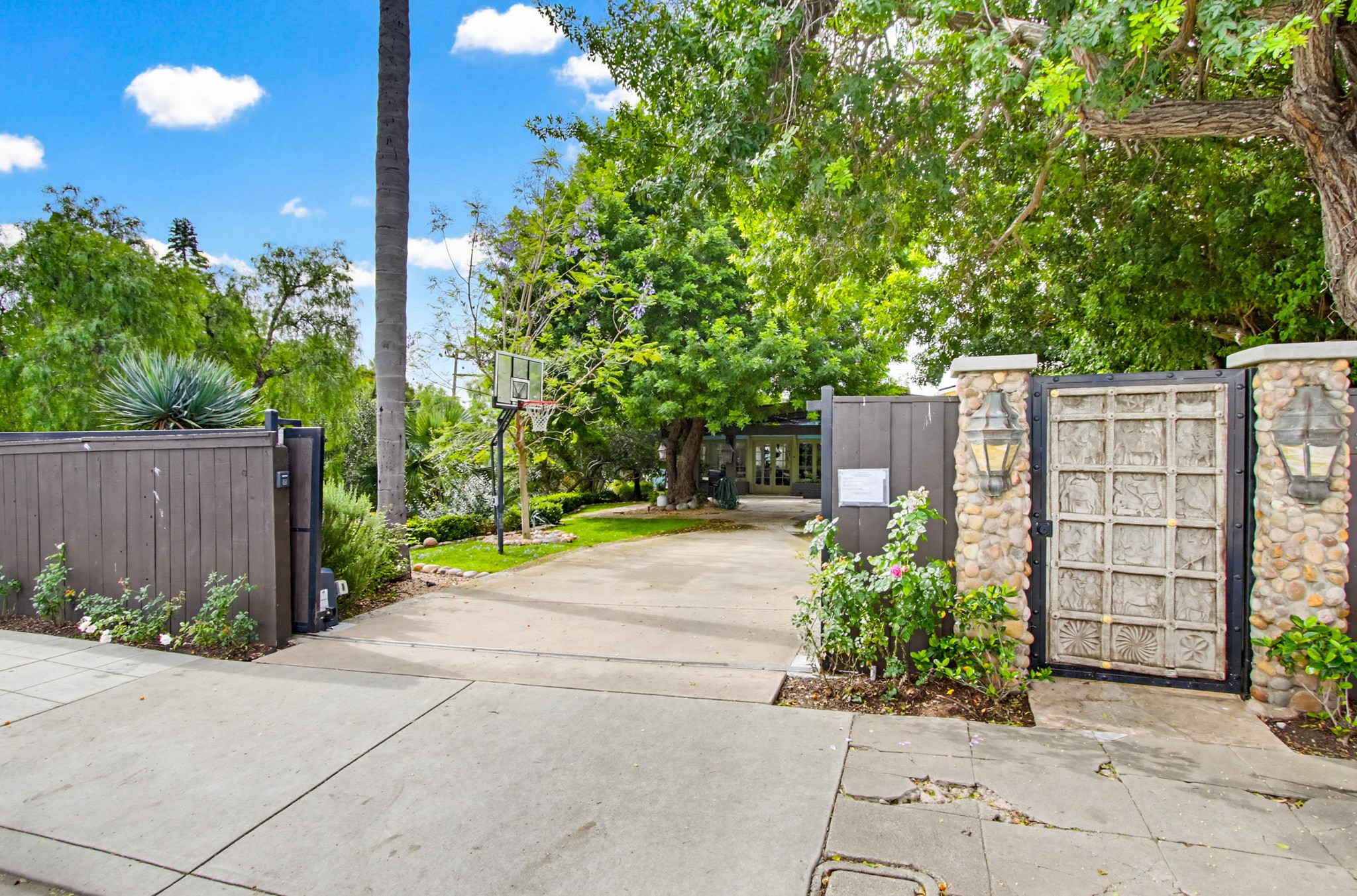 Virtual tour photo 4 of 102 for 2931 Thorn St