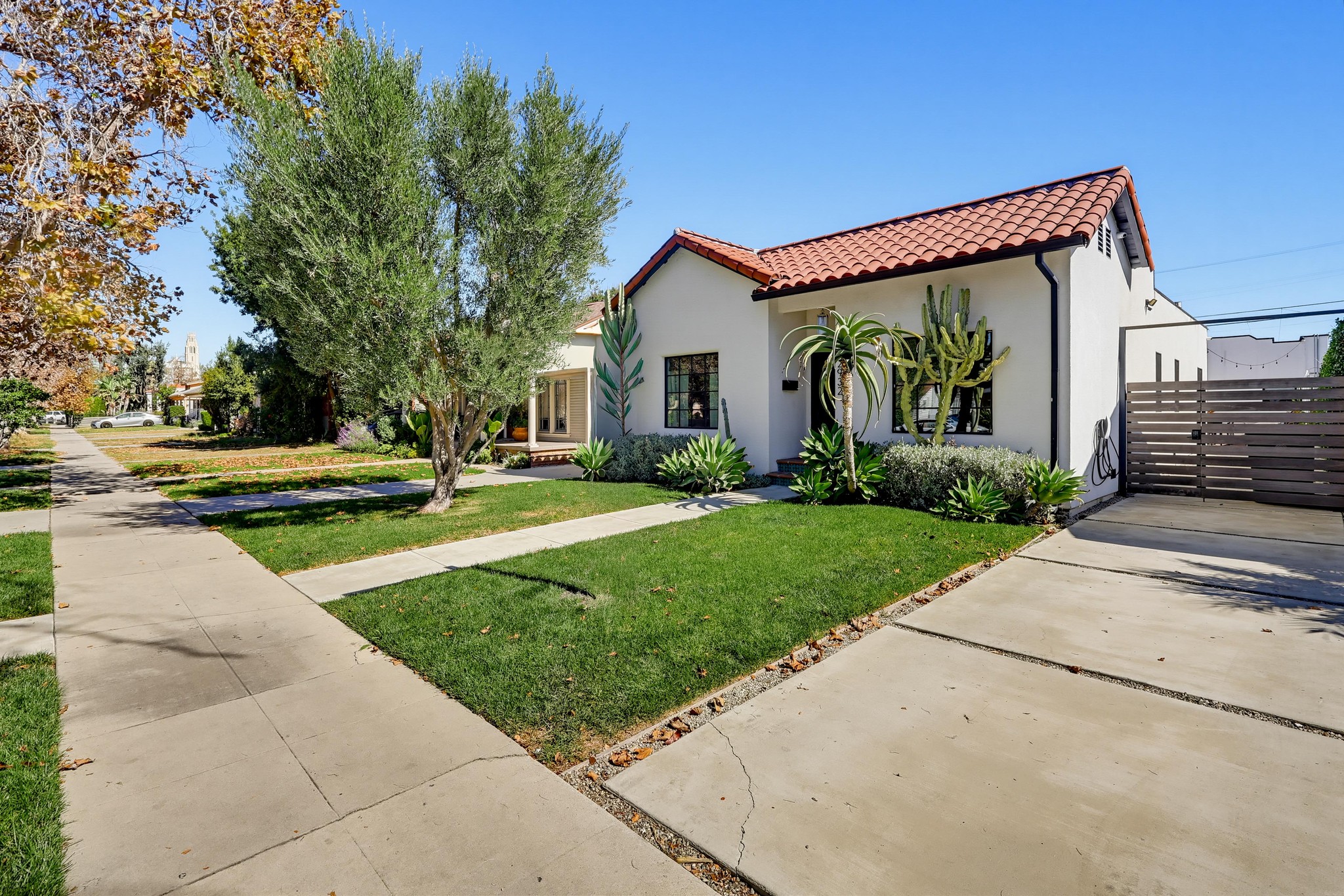 Virtual tour photo 3 of 98 for 2932 Edgehill Dr