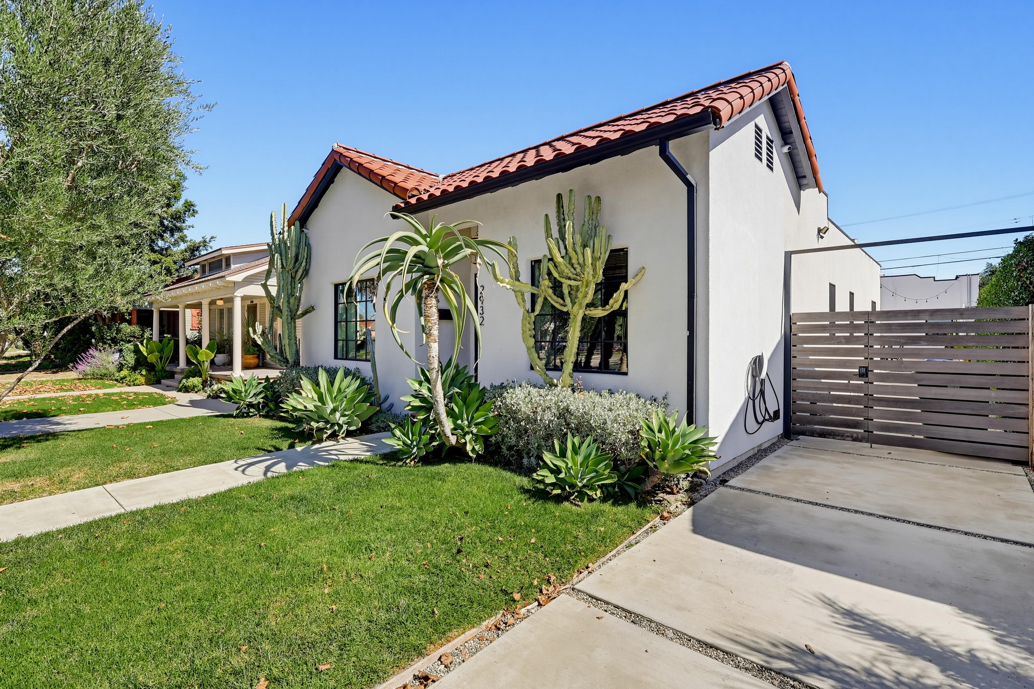 Virtual tour photo 4 of 98 for 2932 Edgehill Dr