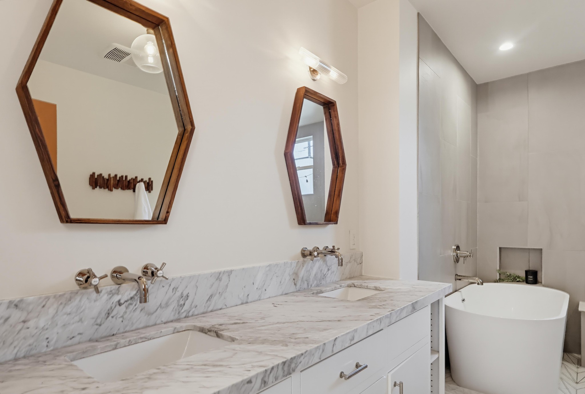 Virtual tour photo 70 of 98 for 2932 Edgehill Dr