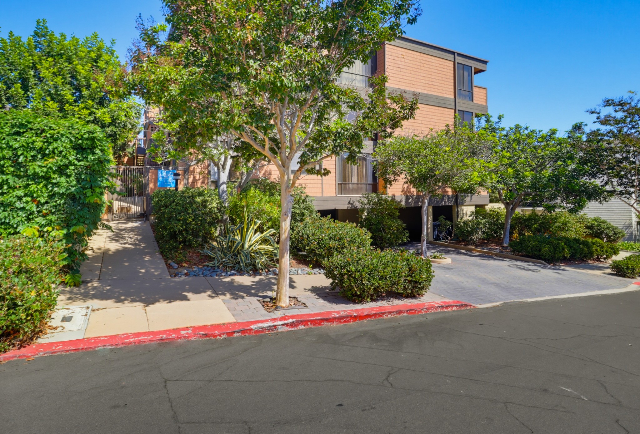 Virtual tour photo 1 of 69 for 2942 Lawrence St