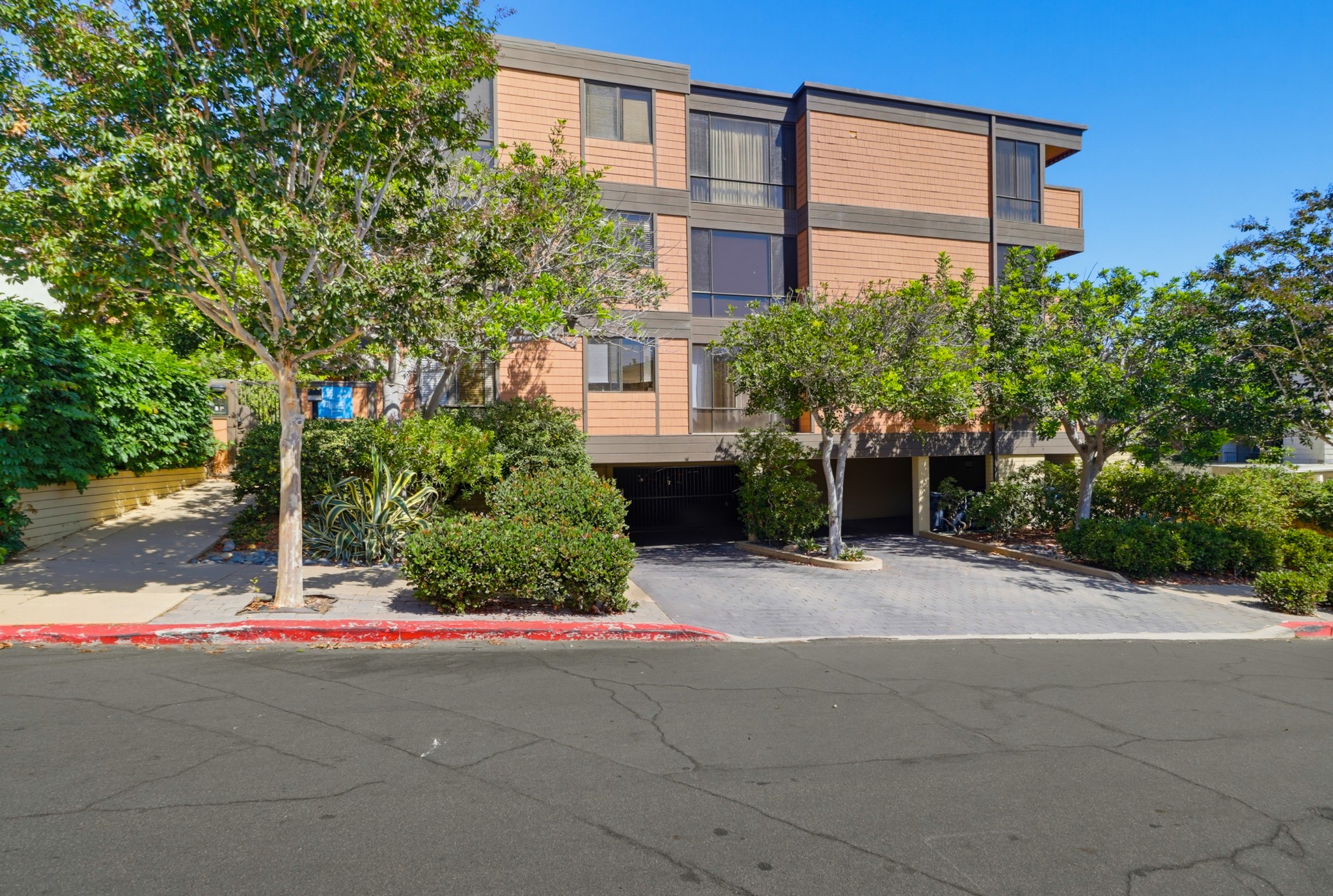 Virtual tour photo 3 of 69 for 2942 Lawrence St