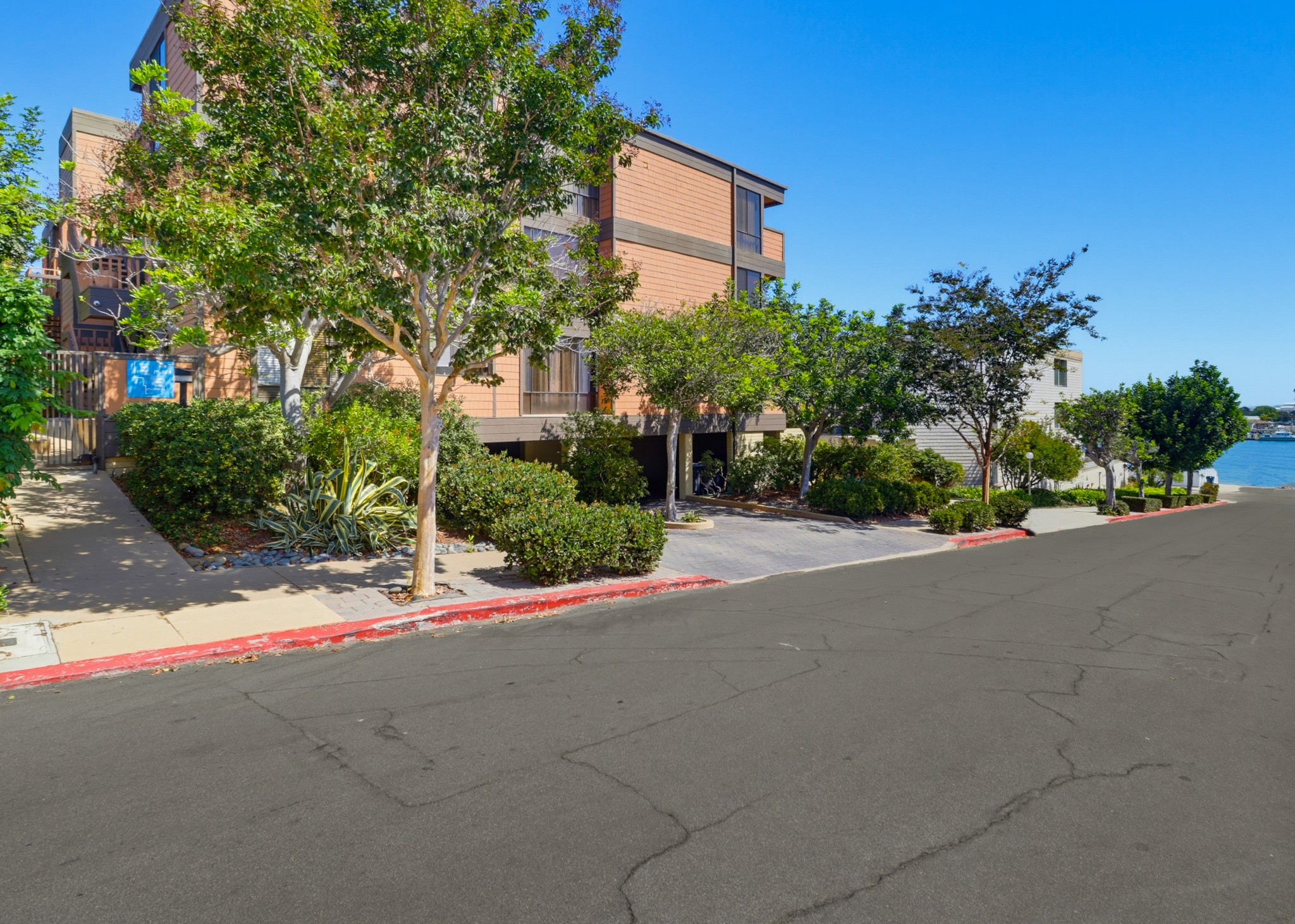Virtual tour photo 4 of 69 for 2942 Lawrence St