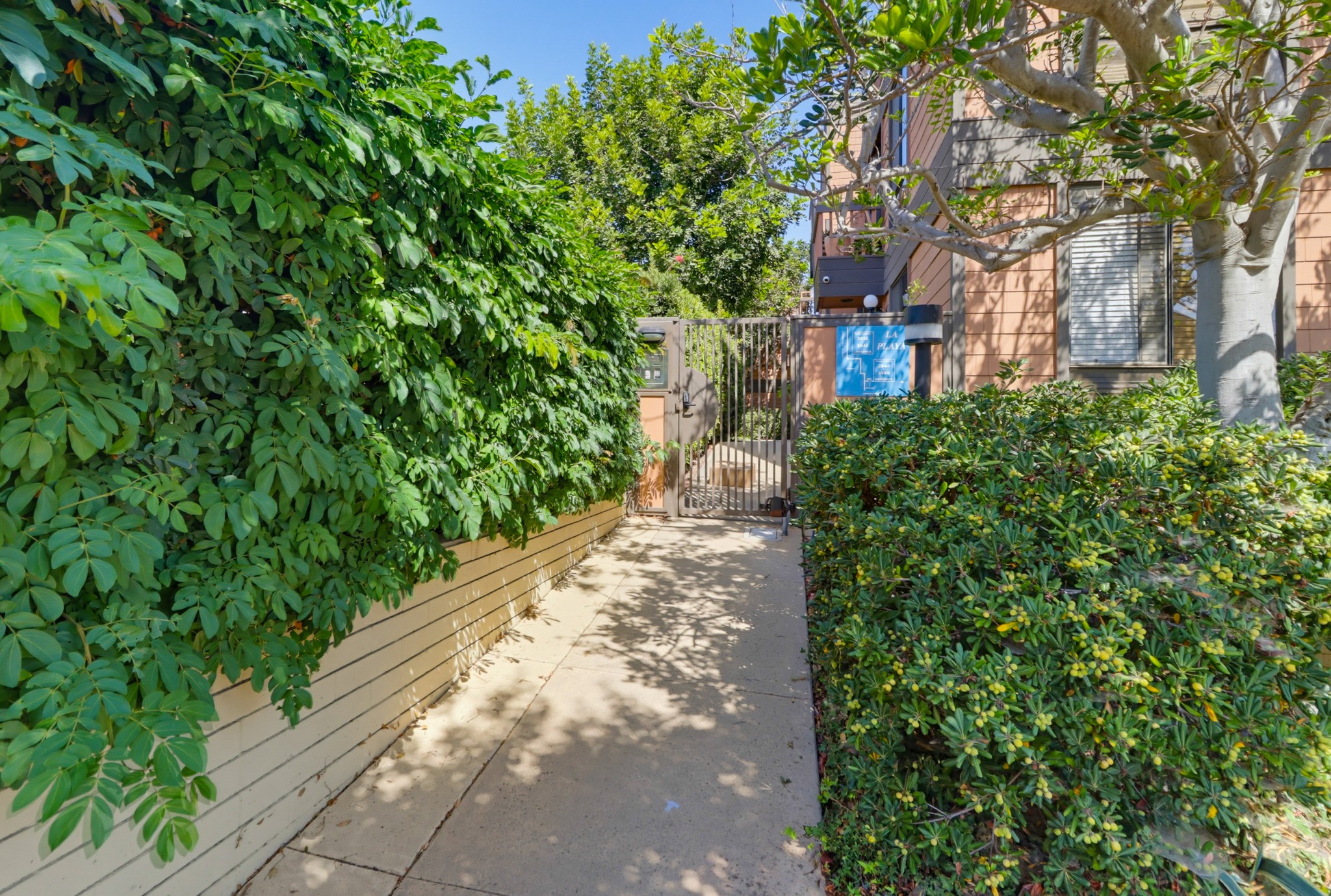 Virtual tour photo 5 of 69 for 2942 Lawrence St