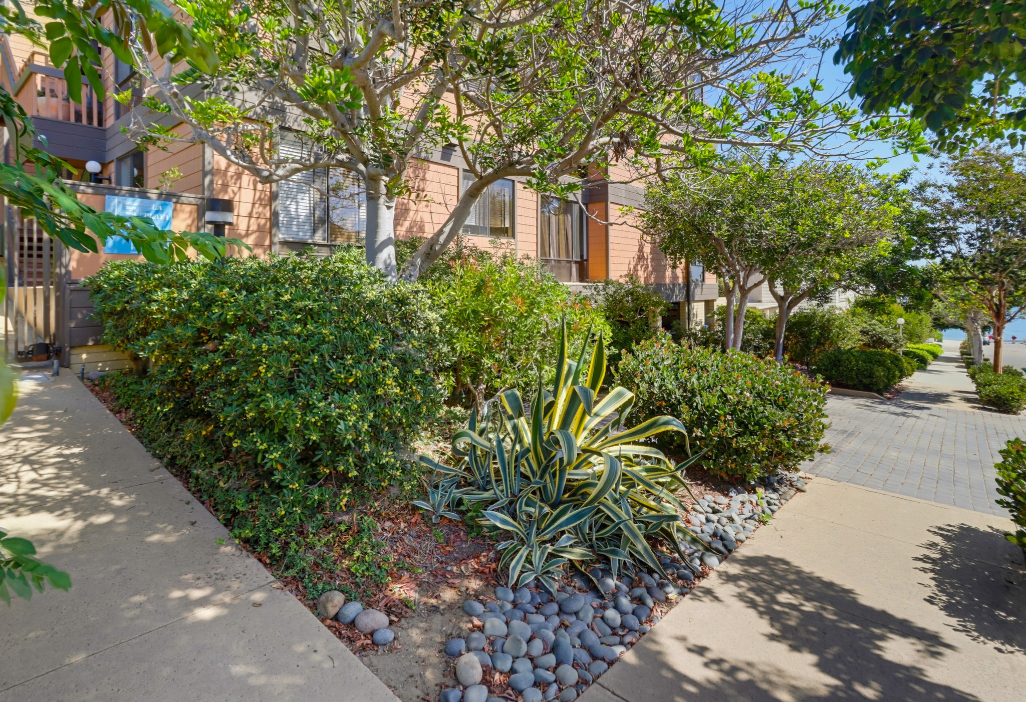 Virtual tour photo 6 of 69 for 2942 Lawrence St