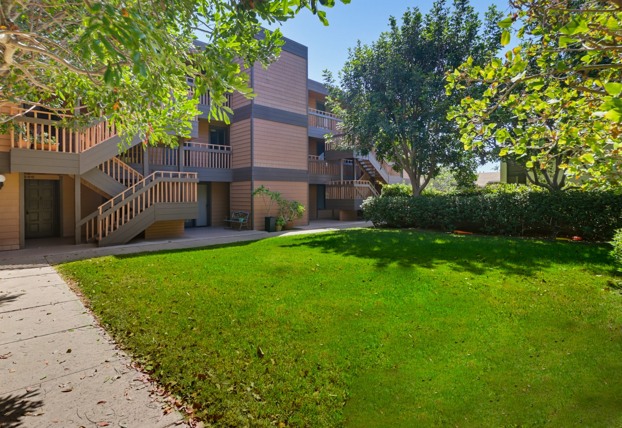 Virtual tour photo 7 of 69 for 2942 Lawrence St