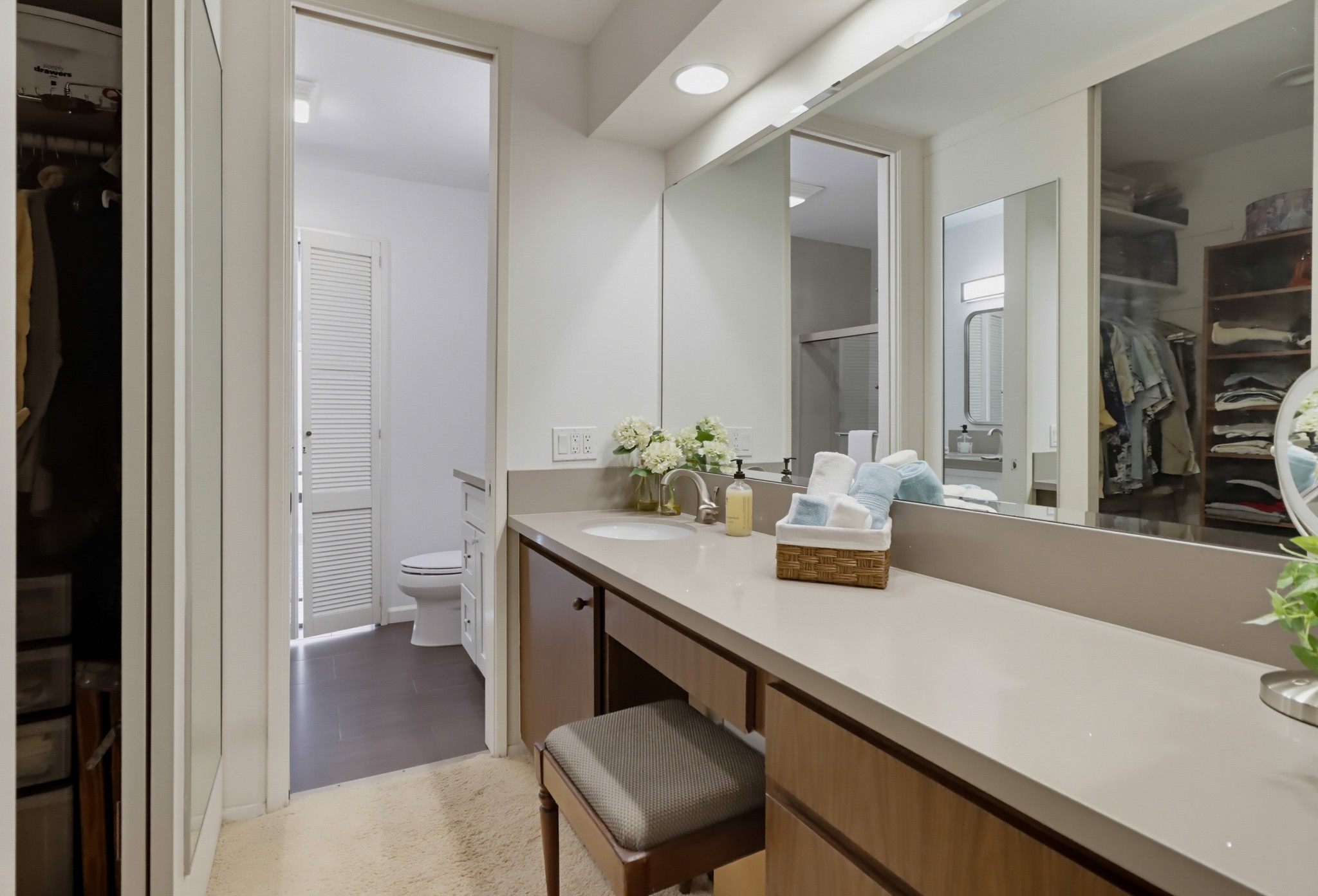 Virtual tour photo 33 of 69 for 2942 Lawrence St