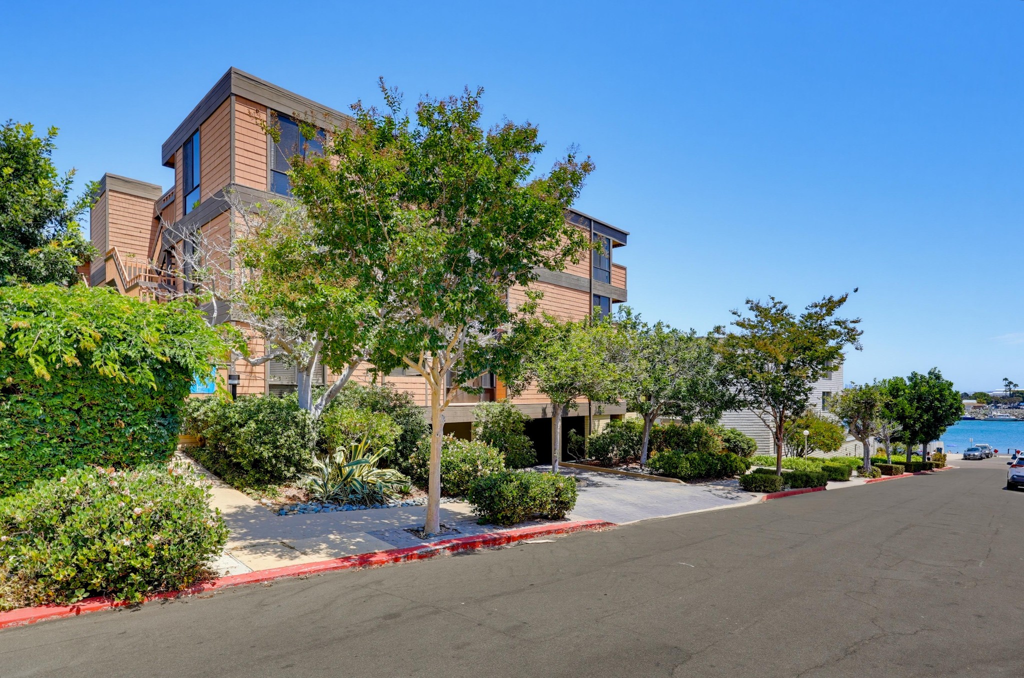 Virtual tour photo 1 of 90 for 2942 Lawrence St