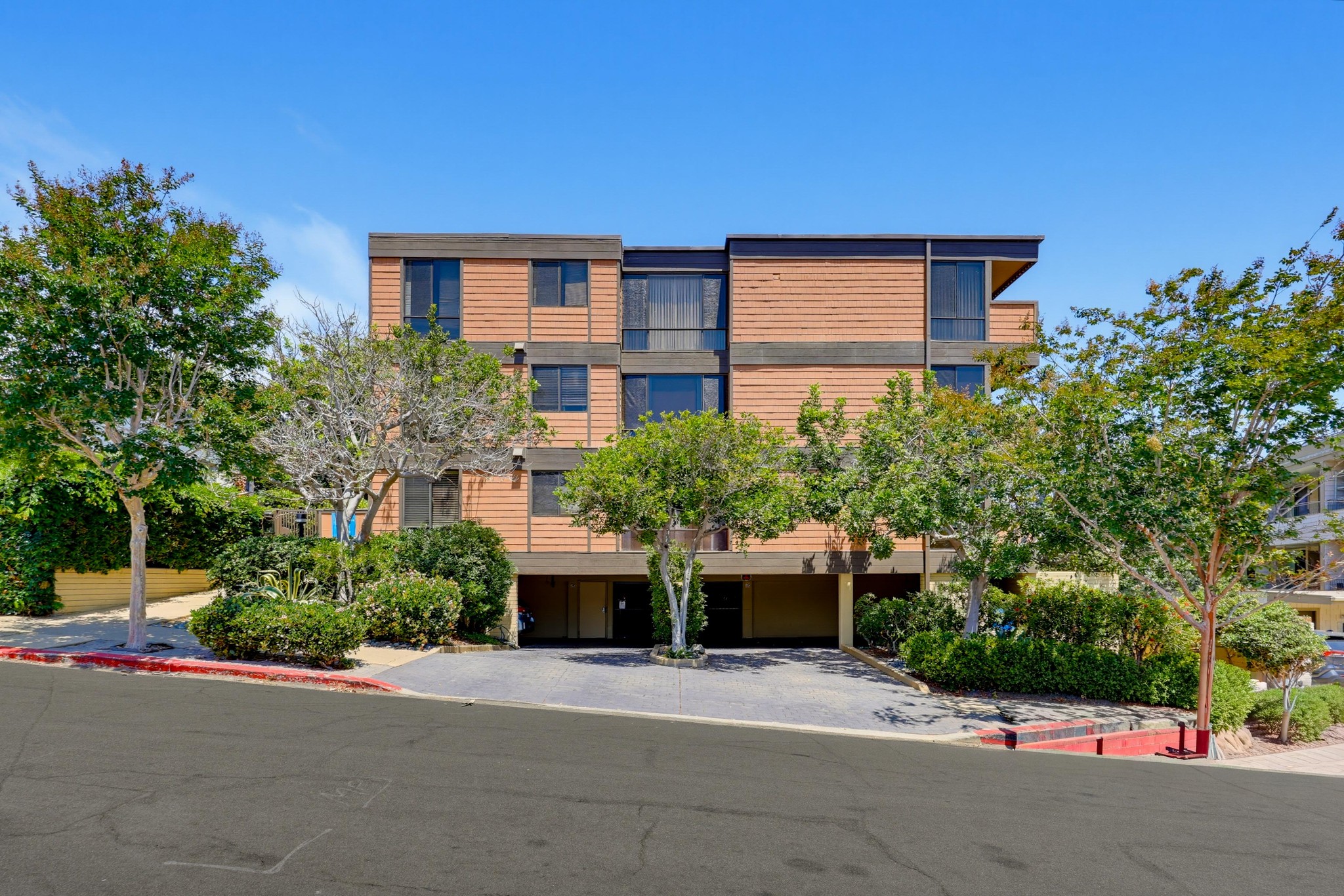 Virtual tour photo 3 of 90 for 2942 Lawrence St