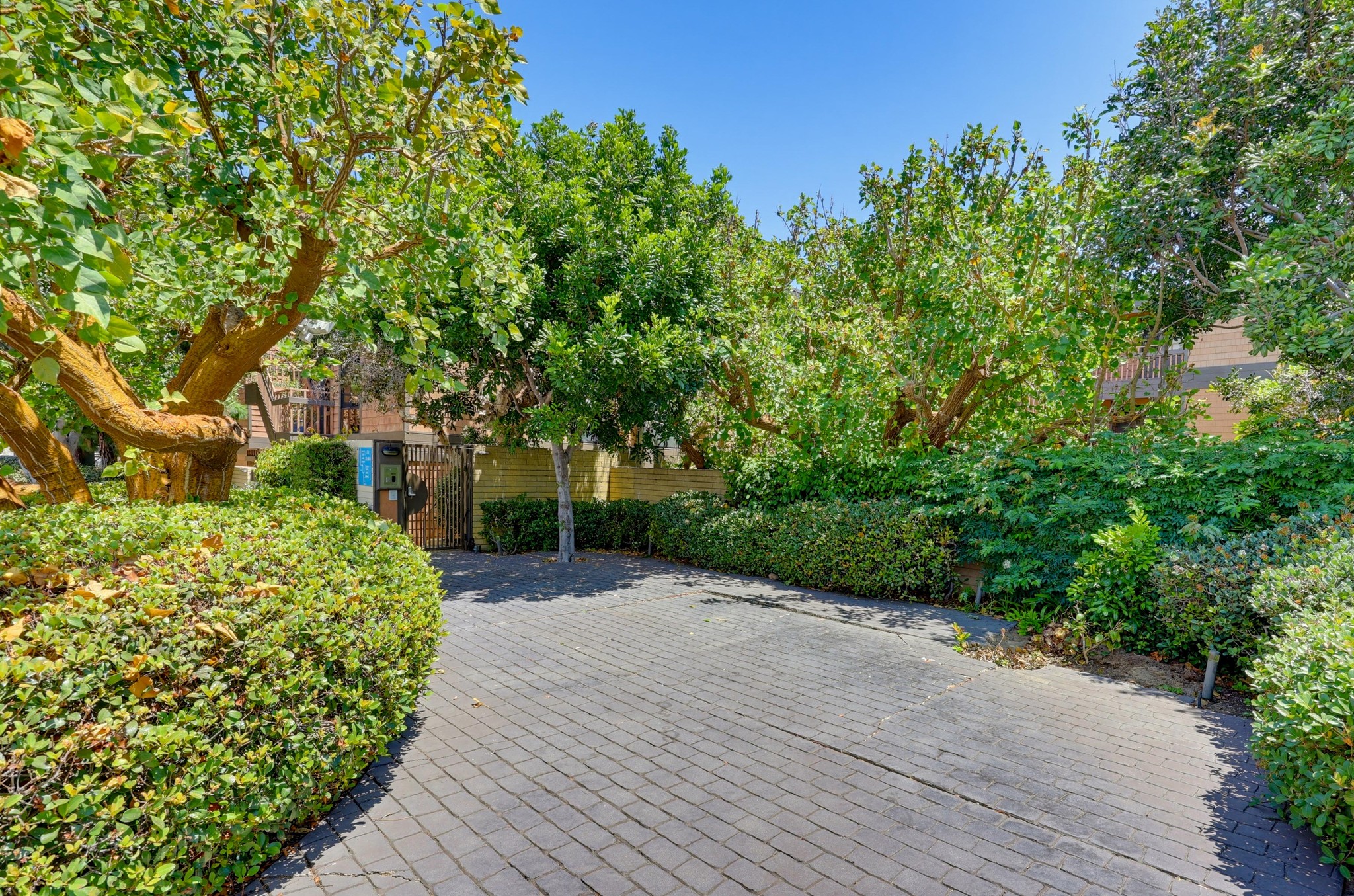 Virtual tour photo 4 of 90 for 2942 Lawrence St