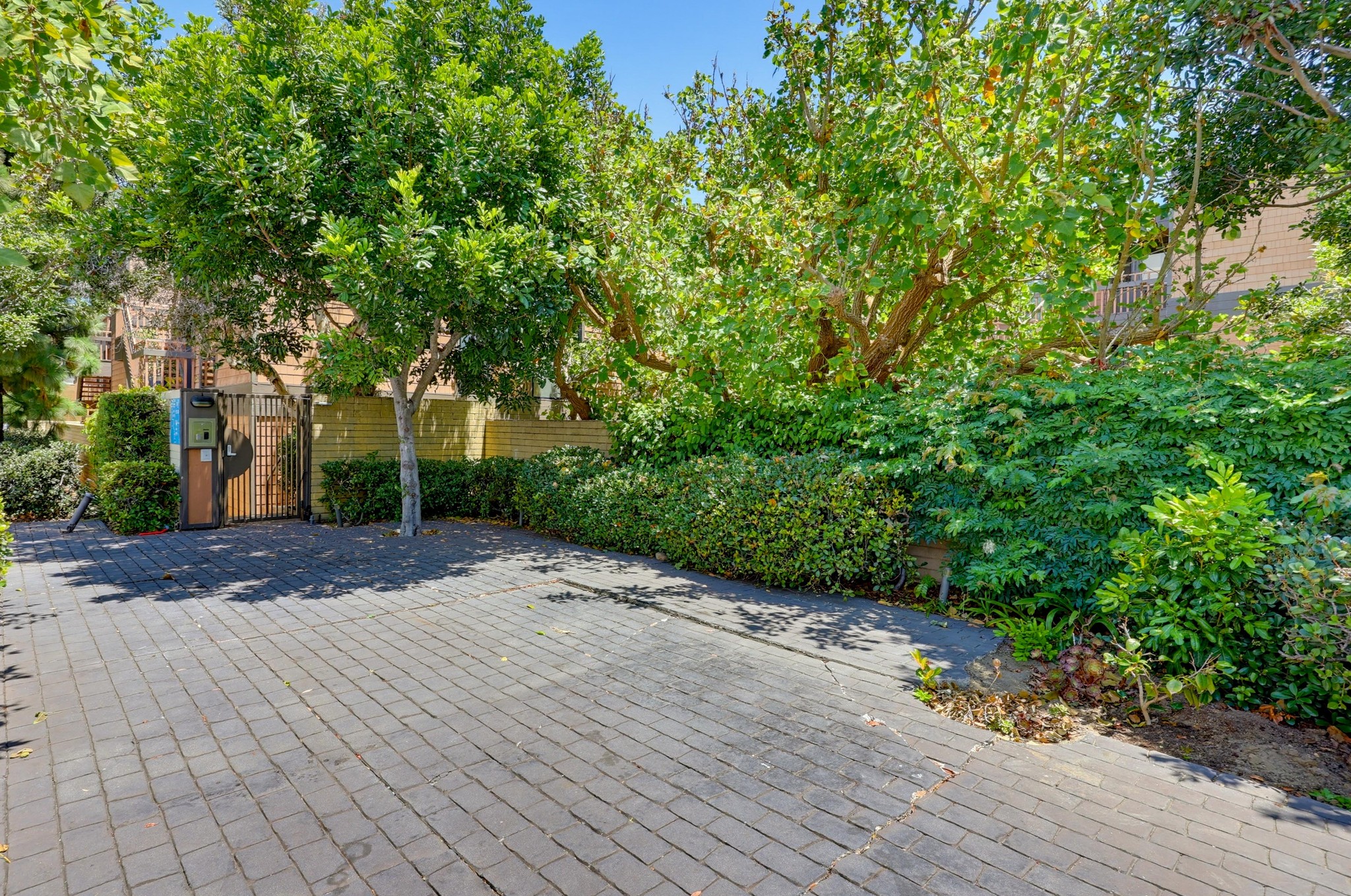 Virtual tour photo 5 of 90 for 2942 Lawrence St