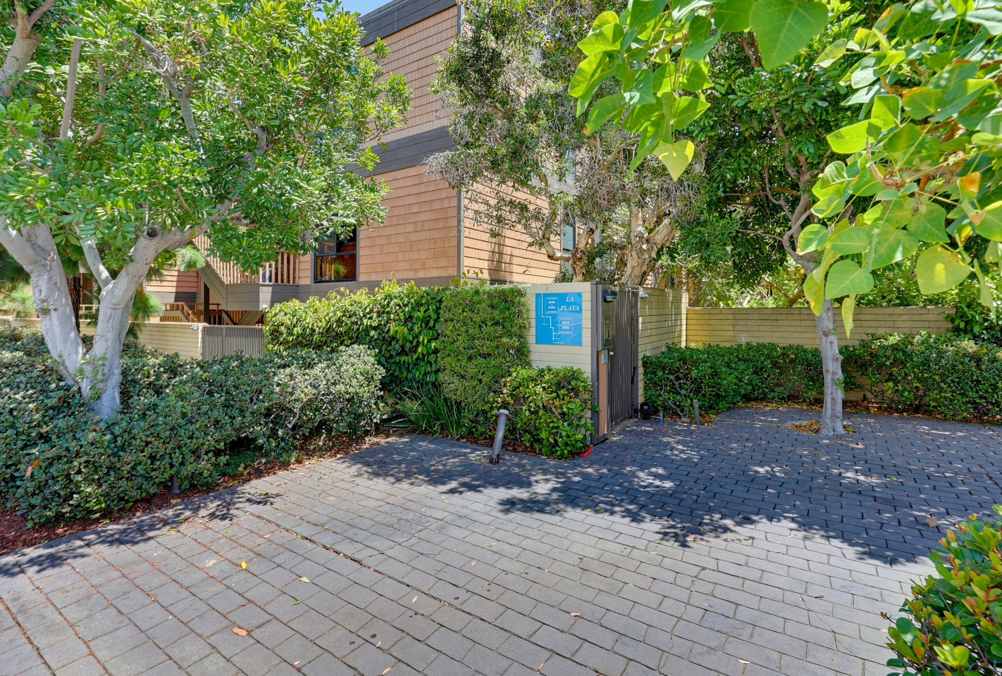 Virtual tour photo 6 of 90 for 2942 Lawrence St