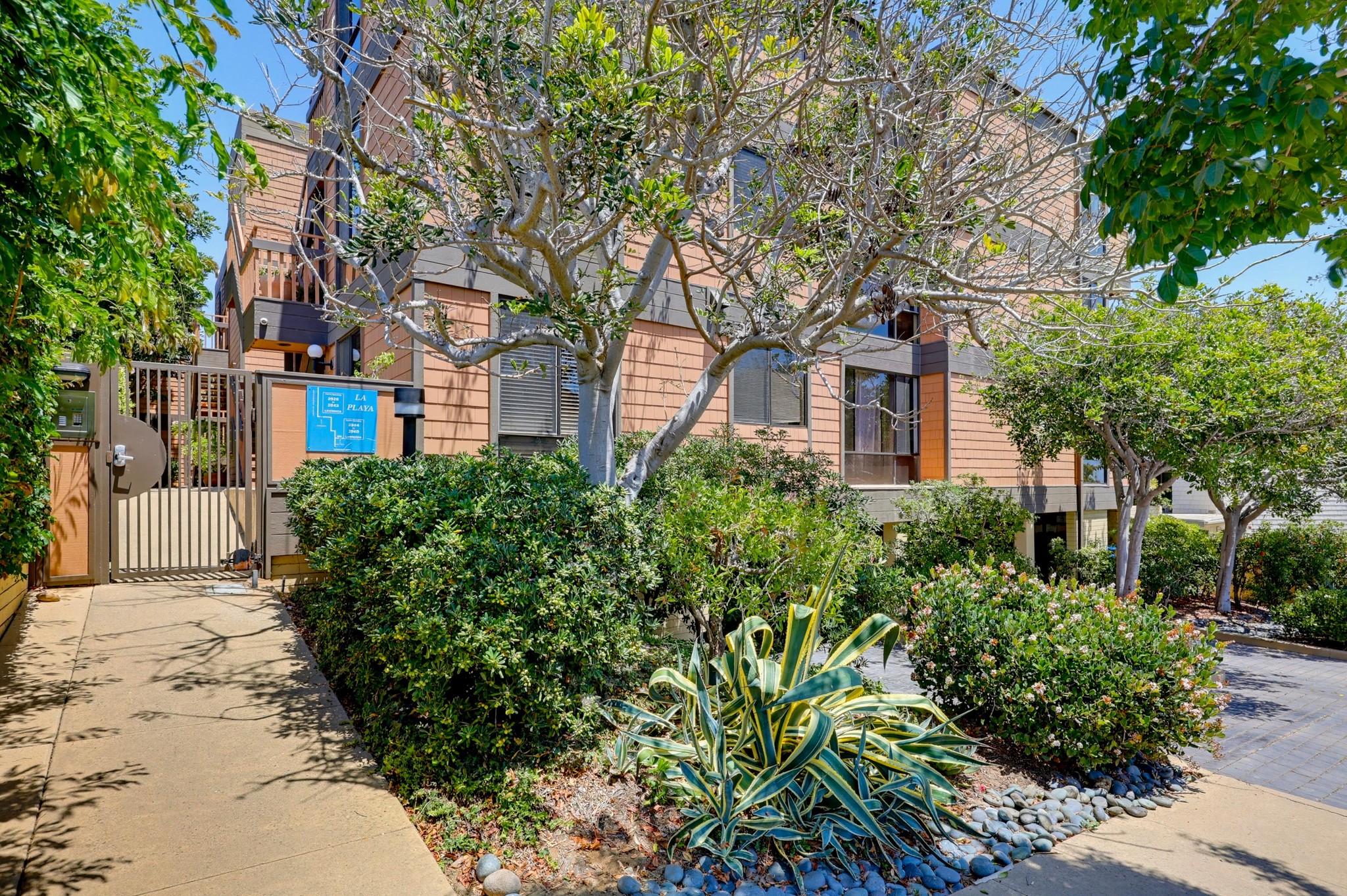 Virtual tour photo 7 of 90 for 2942 Lawrence St