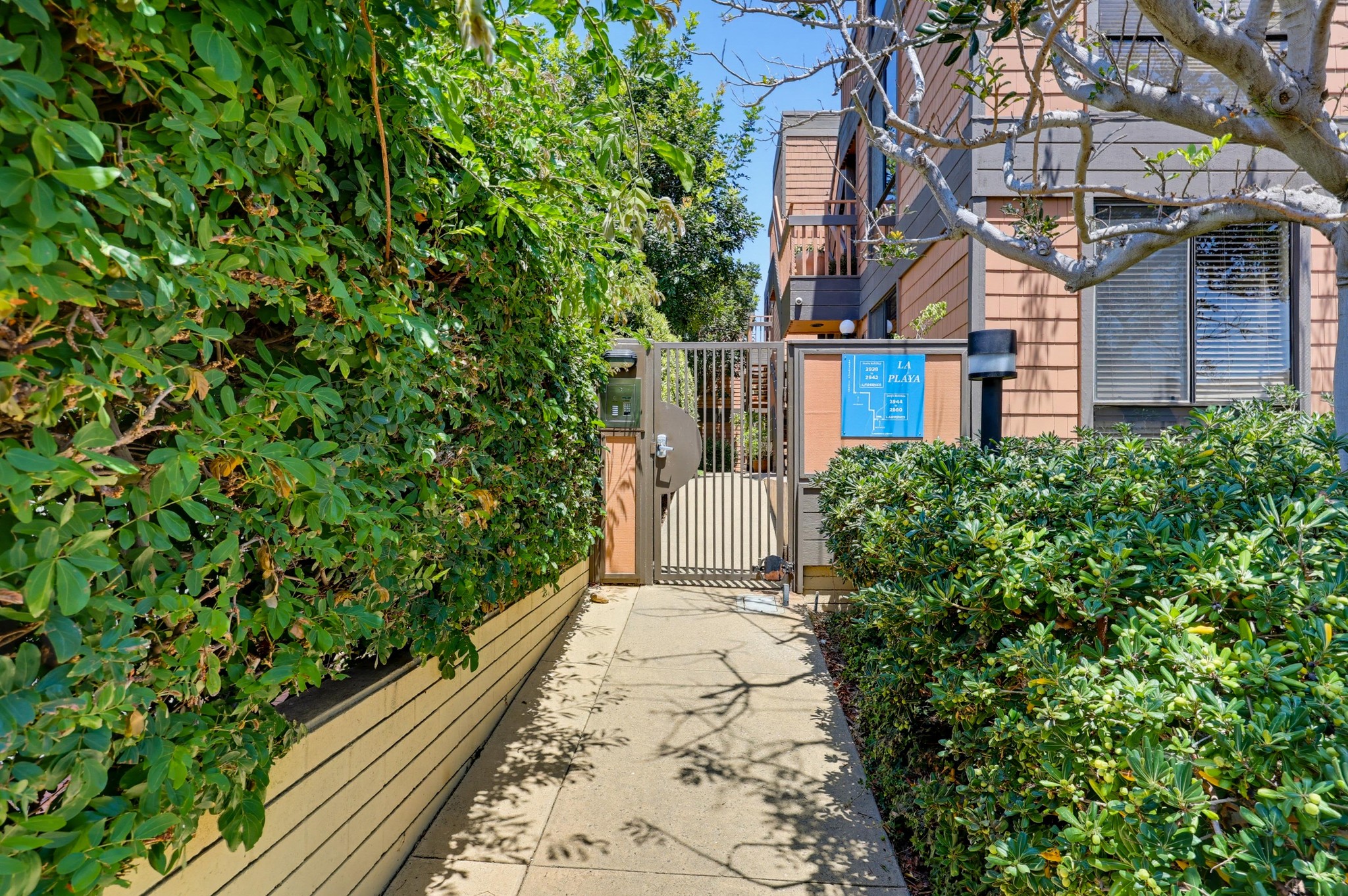 Virtual tour photo 8 of 90 for 2942 Lawrence St
