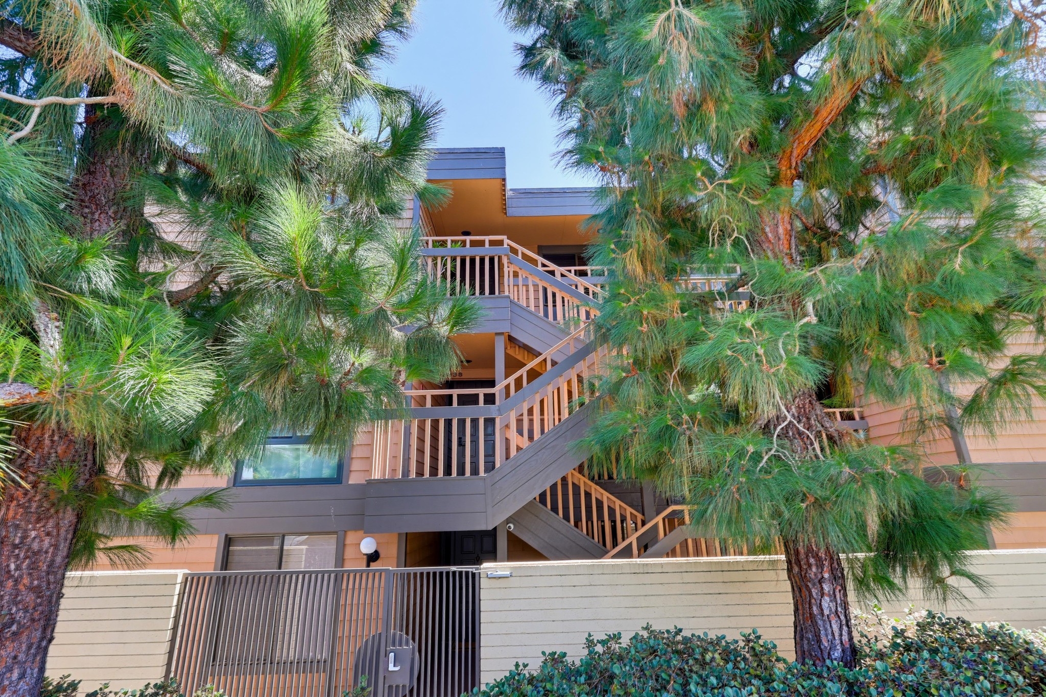 Virtual tour photo 9 of 90 for 2942 Lawrence St