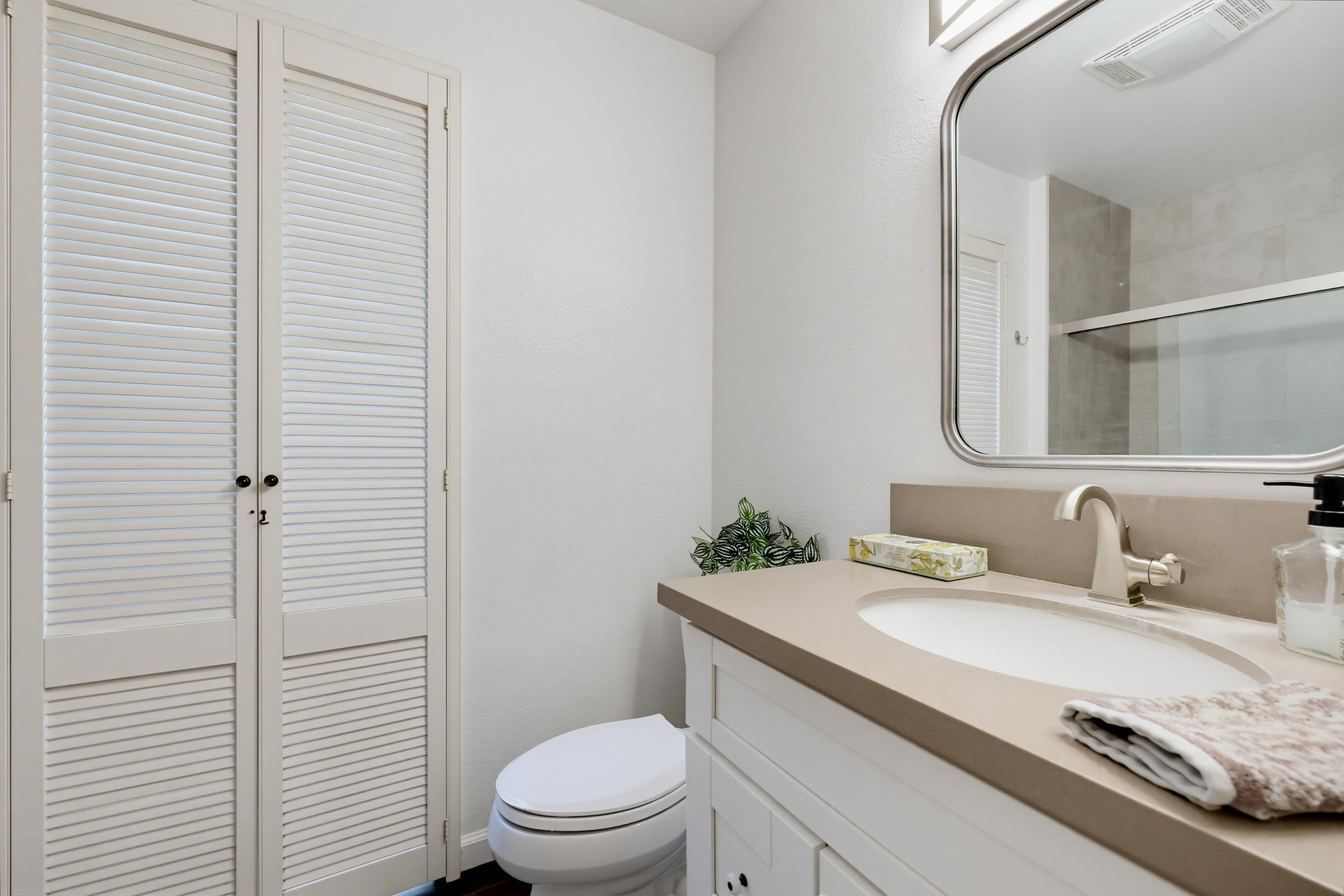 Virtual tour photo 53 of 90 for 2942 Lawrence St