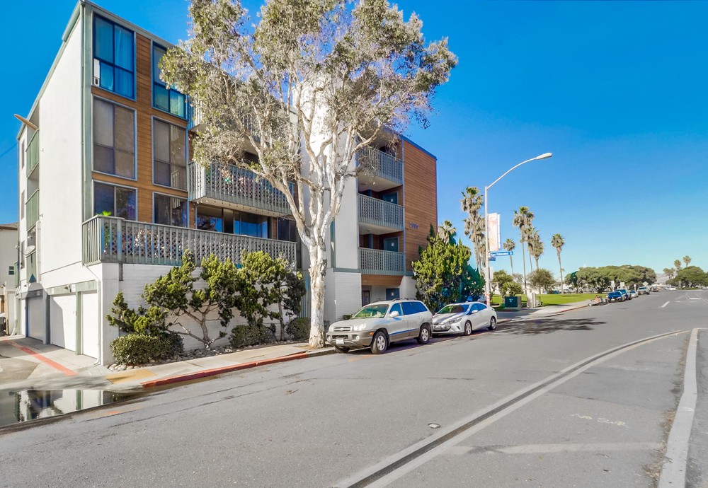 Virtual tour photo 4 of 43 for 2990 Mission Blvd UNIT 302