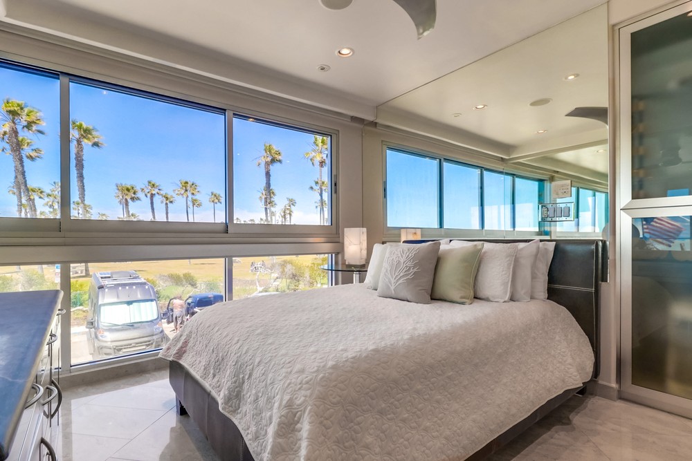 Virtual tour photo 29 of 47 for 2999 Ocean Front Walk UNIT 2