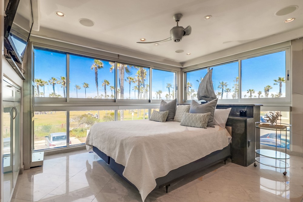Virtual tour photo 37 of 47 for 2999 Ocean Front Walk UNIT 2