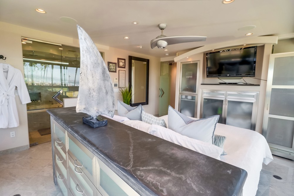 Virtual tour photo 38 of 47 for 2999 Ocean Front Walk UNIT 2
