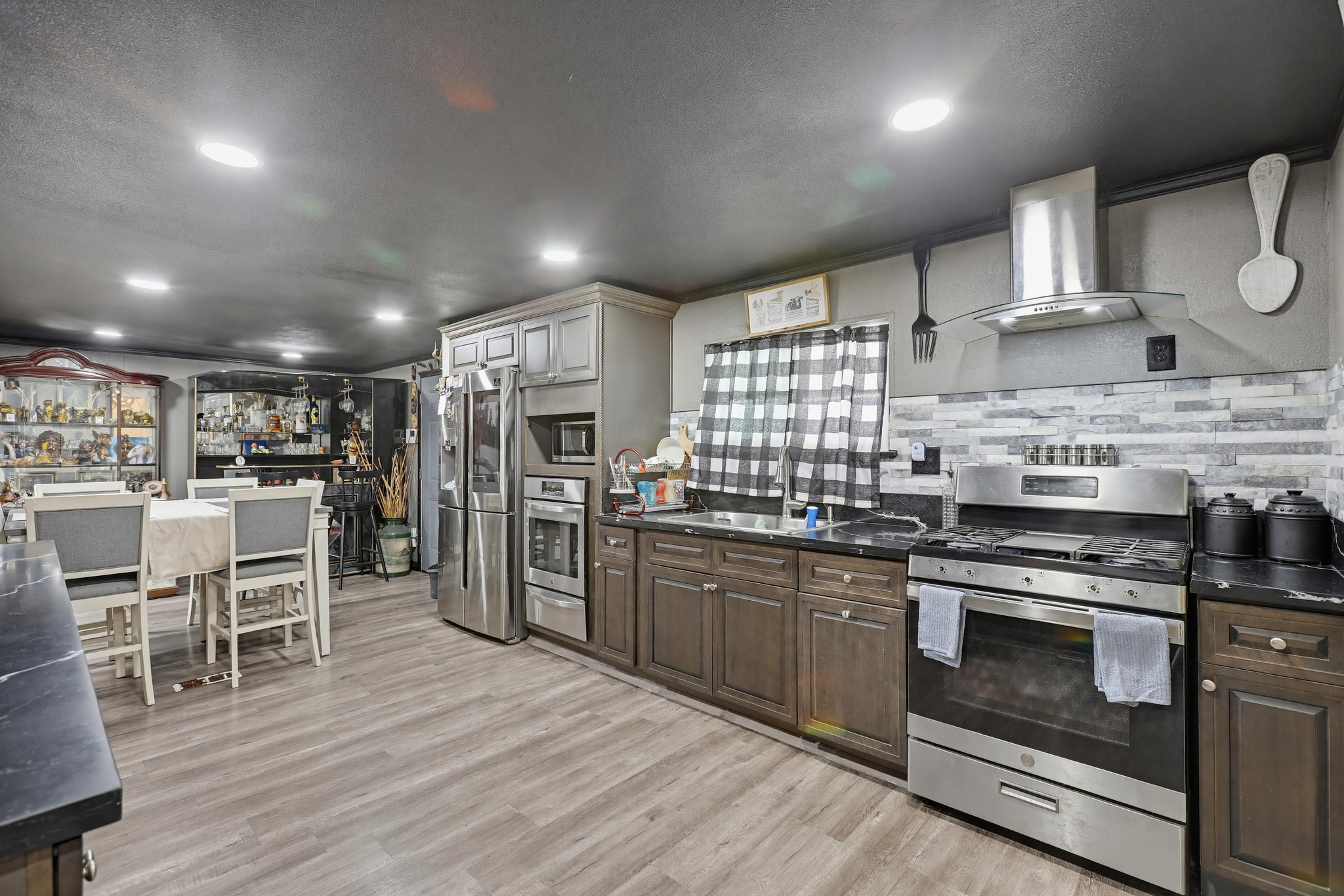 Virtual tour photo 27 of 52 for 300 N Rampart St