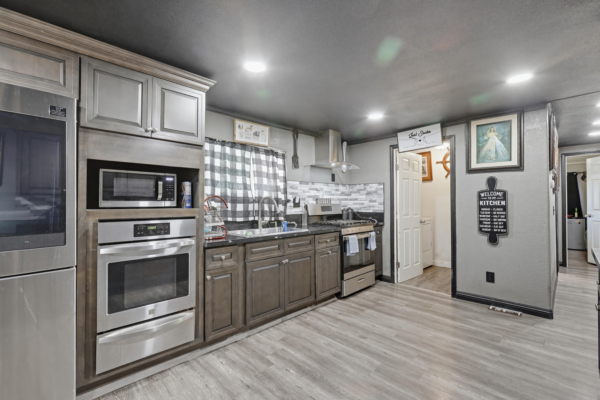 Virtual tour photo 28 of 52 for 300 N Rampart St