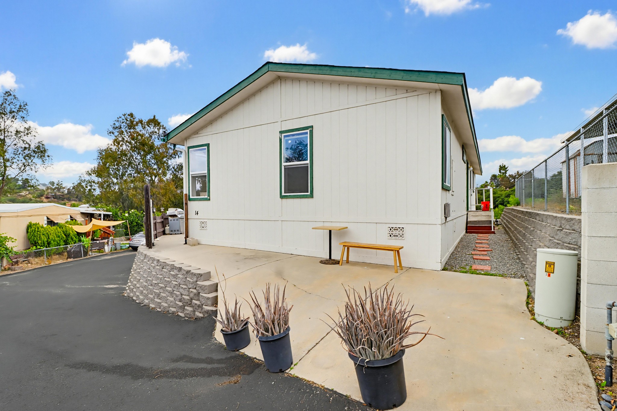 Virtual tour photo 4 of 49 for 300 Thornton Dr SPC 14