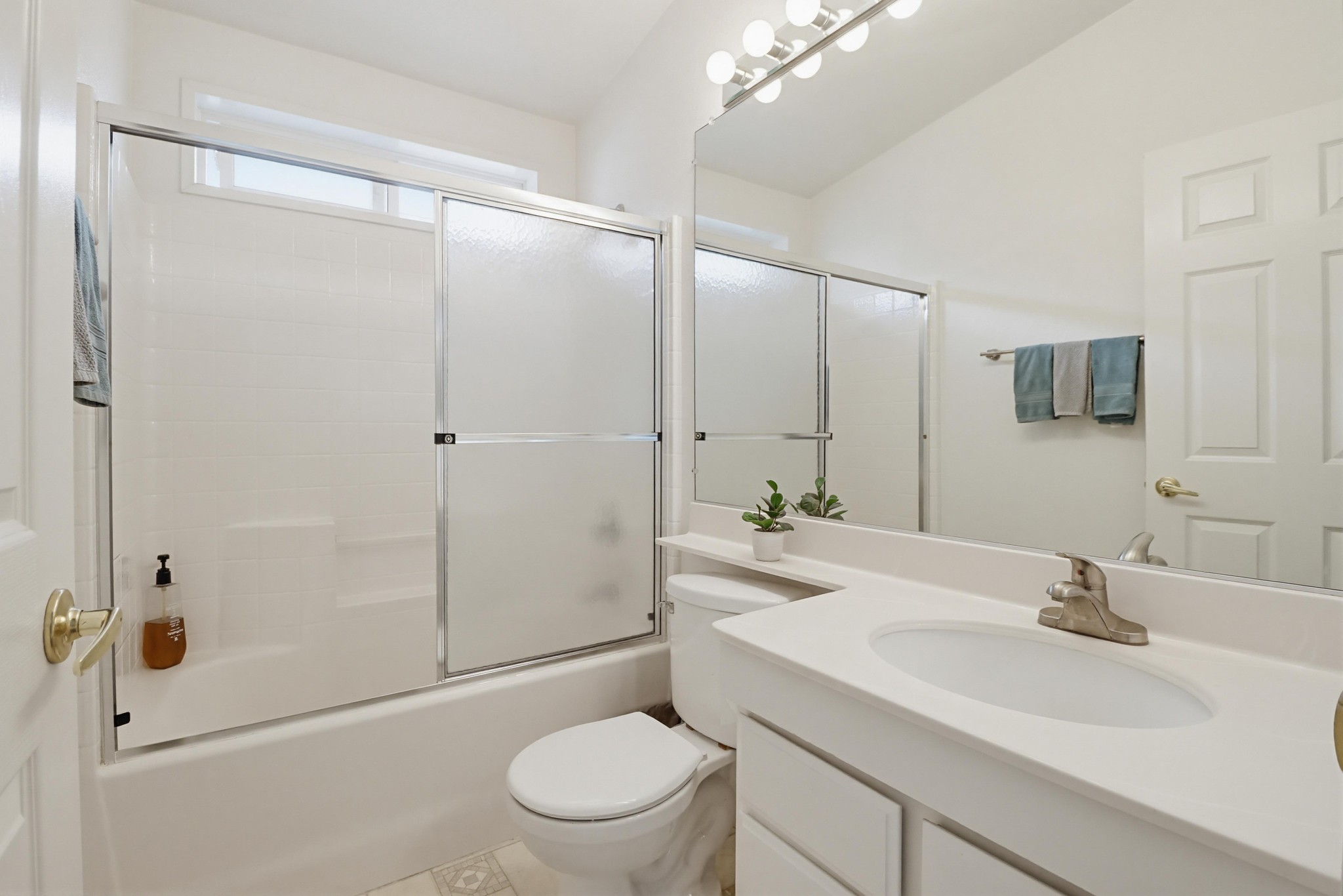 Virtual tour photo 32 of 49 for 300 Thornton Dr SPC 14