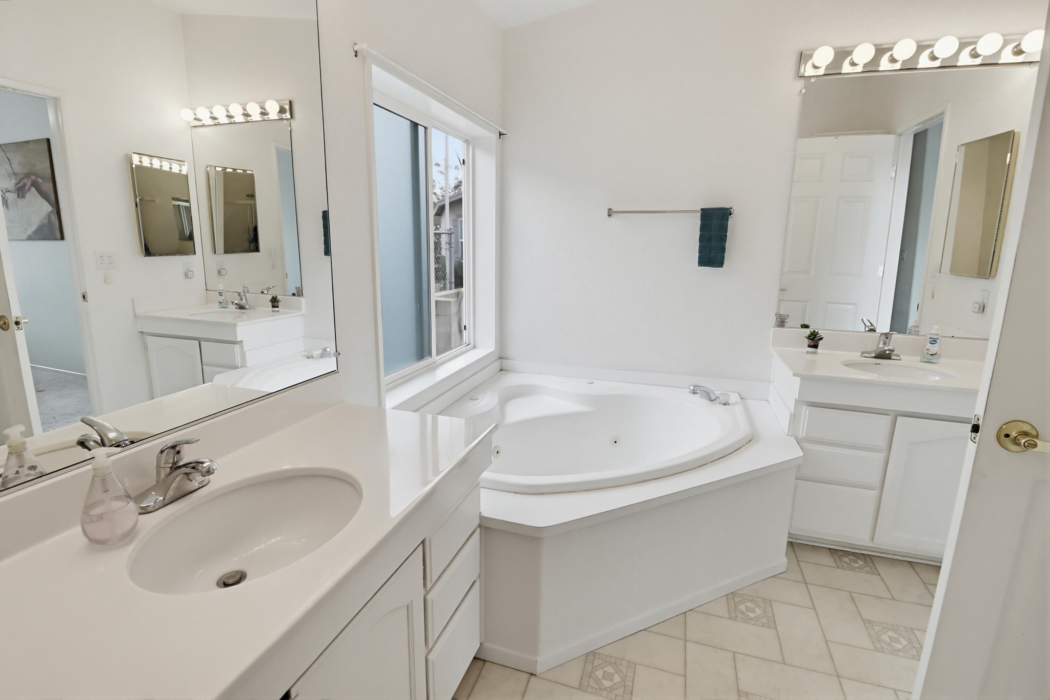 Virtual tour photo 38 of 49 for 300 Thornton Dr SPC 14