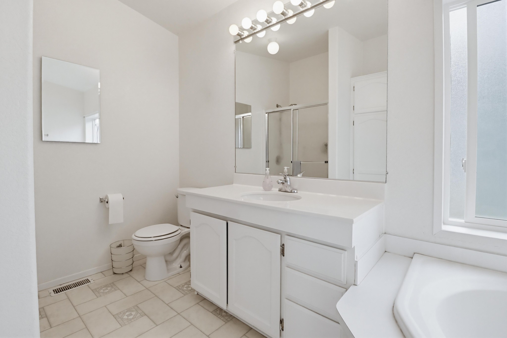 Virtual tour photo 40 of 49 for 300 Thornton Dr SPC 14
