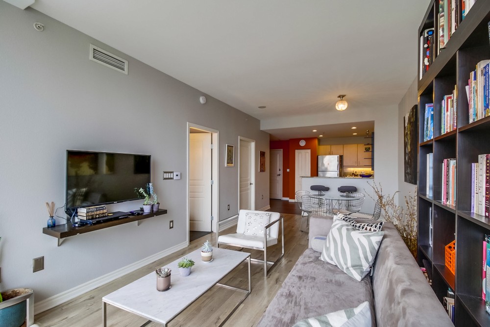 Virtual tour photo 7 of 21 for 300 W Beech St #1004
