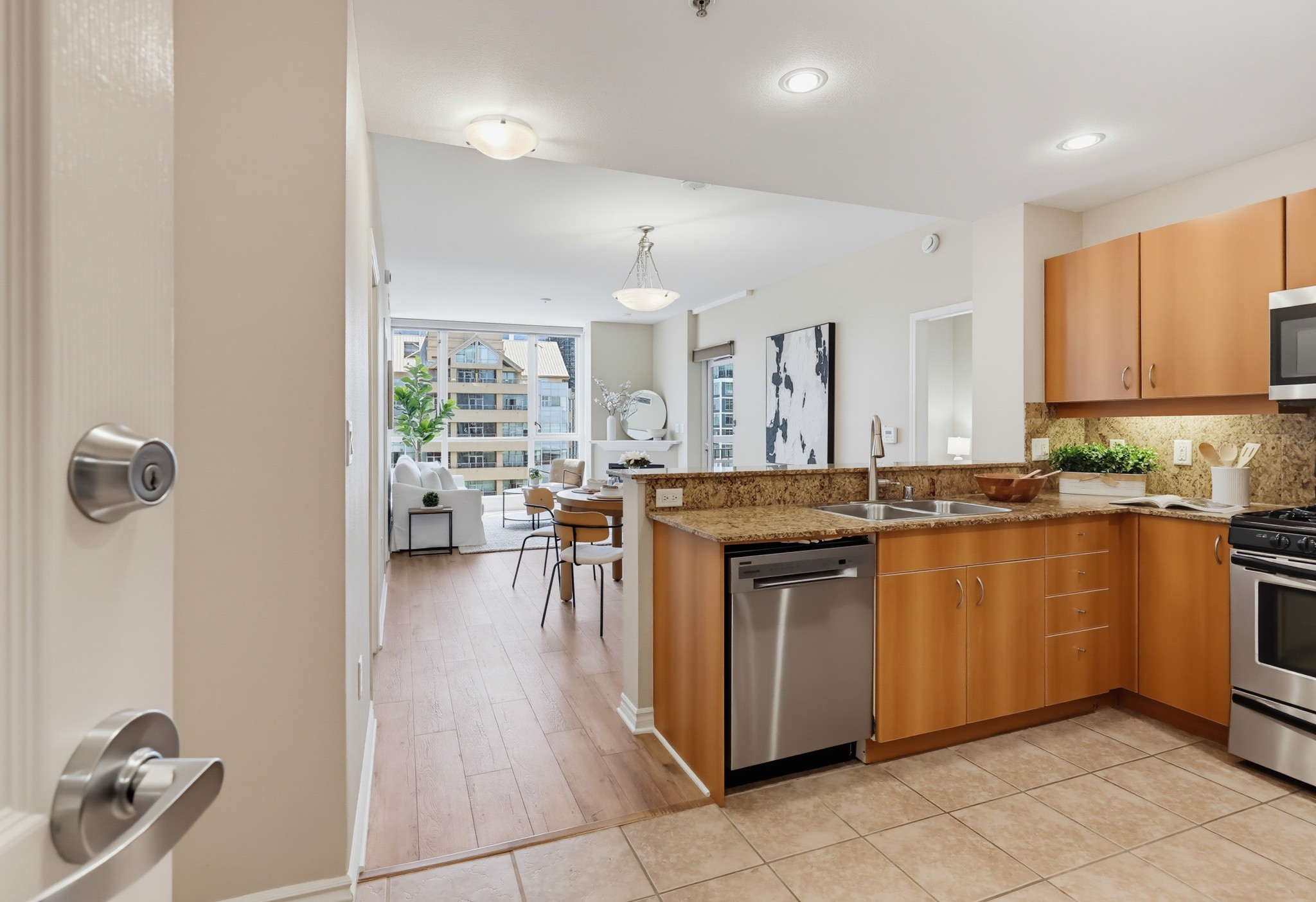Virtual tour photo 9 of 54 for 300 W Beech St #1101