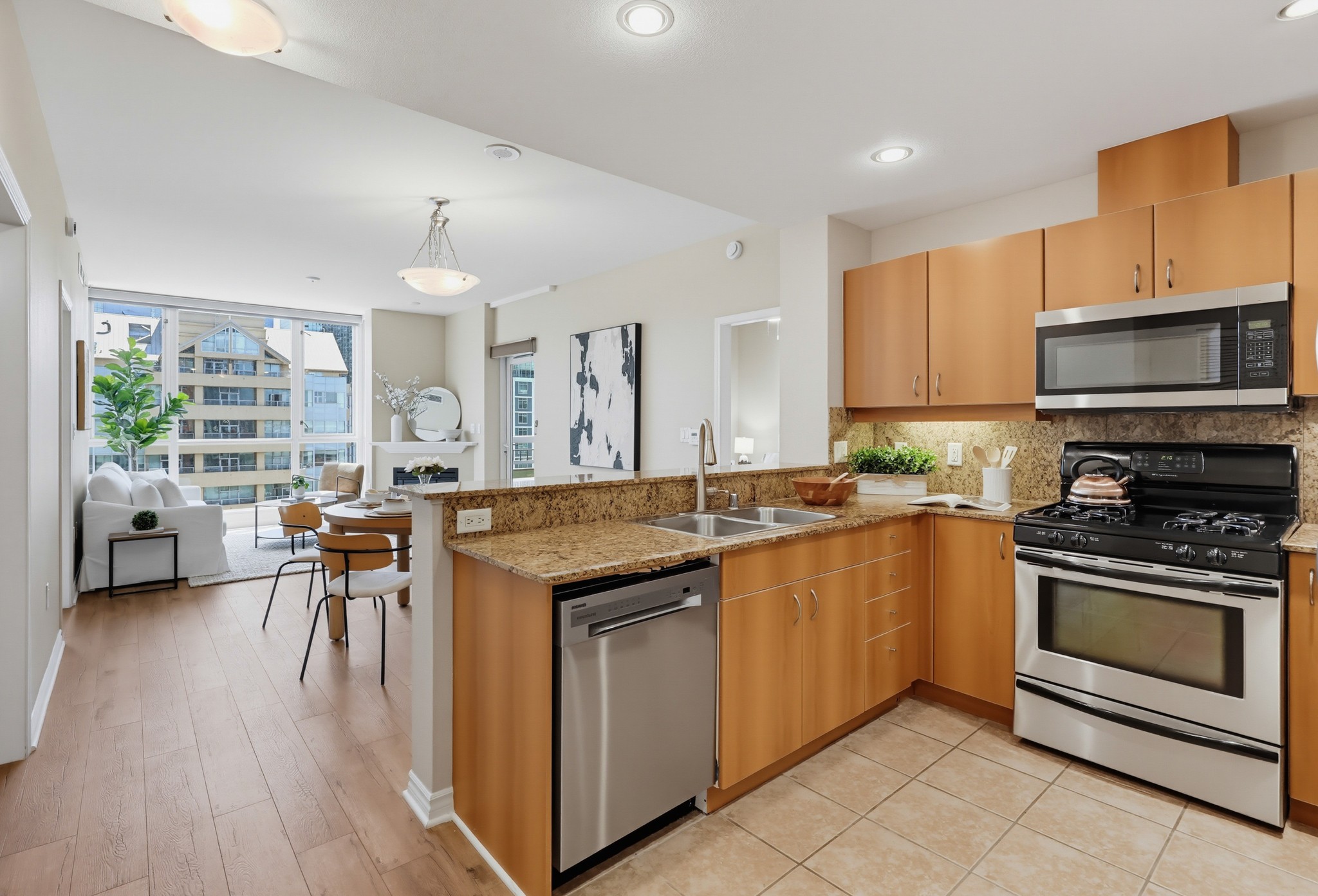Virtual tour photo 10 of 54 for 300 W Beech St #1101