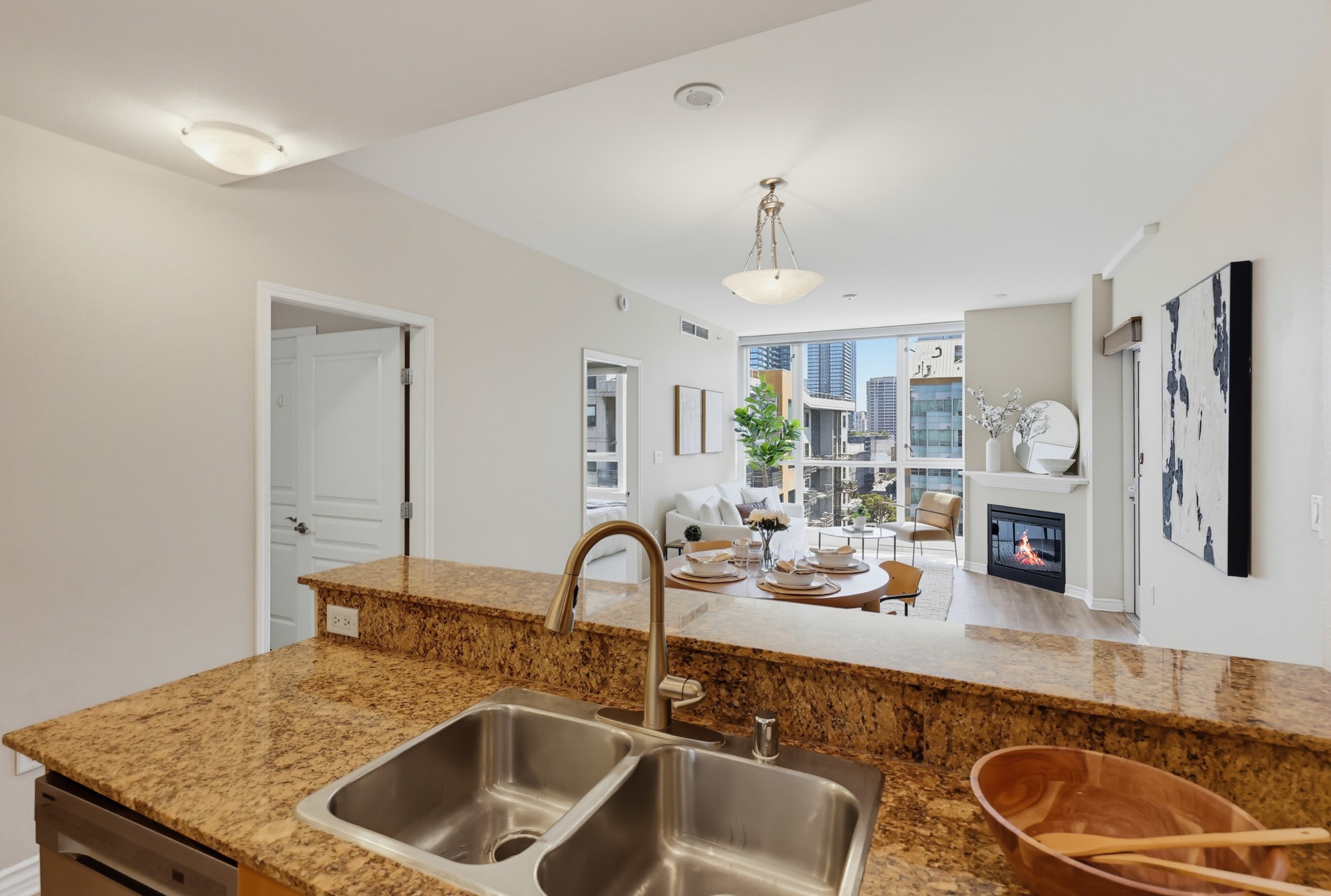Virtual tour photo 25 of 54 for 300 W Beech St #1101