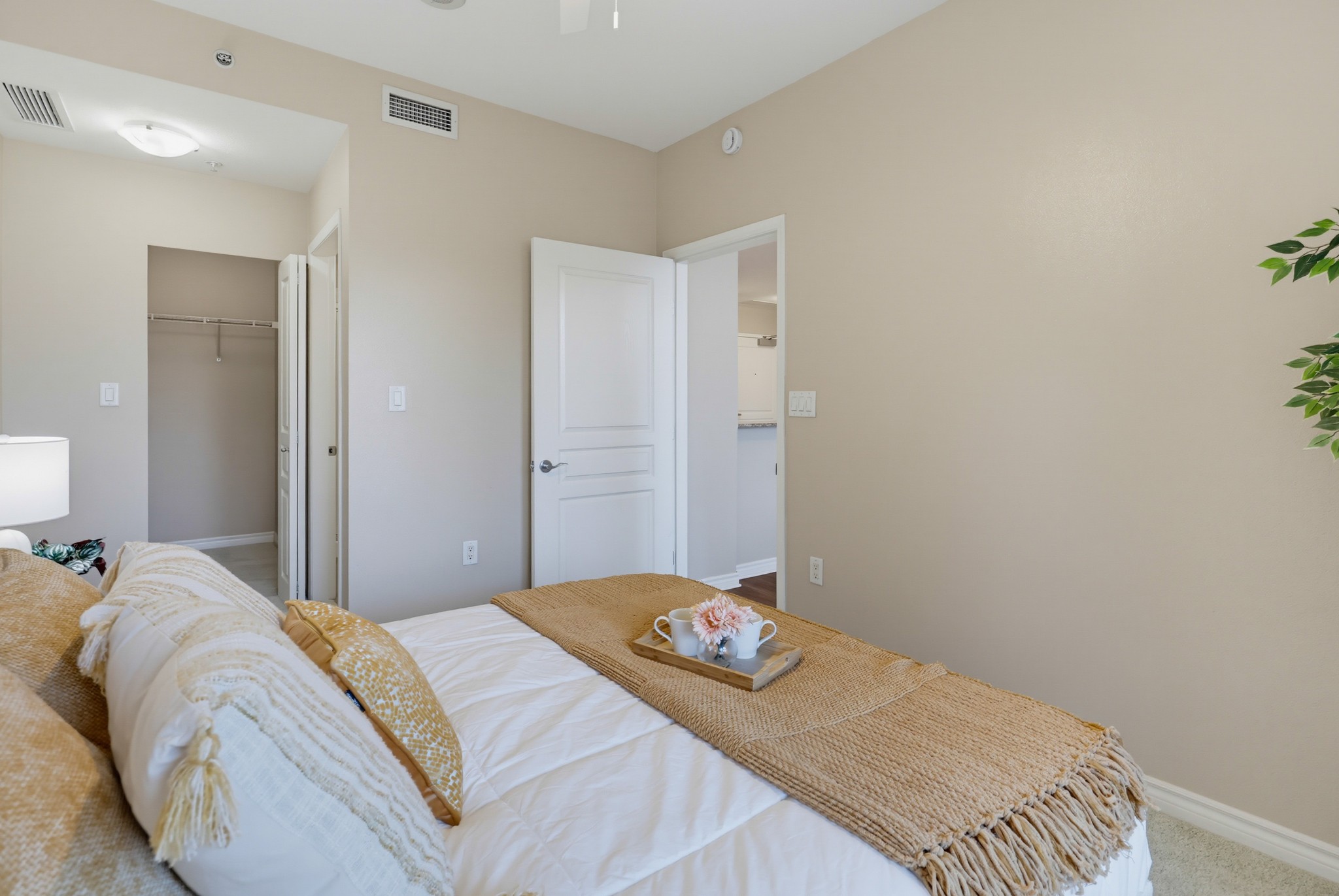 Virtual tour photo 32 of 54 for 300 W Beech St #1101