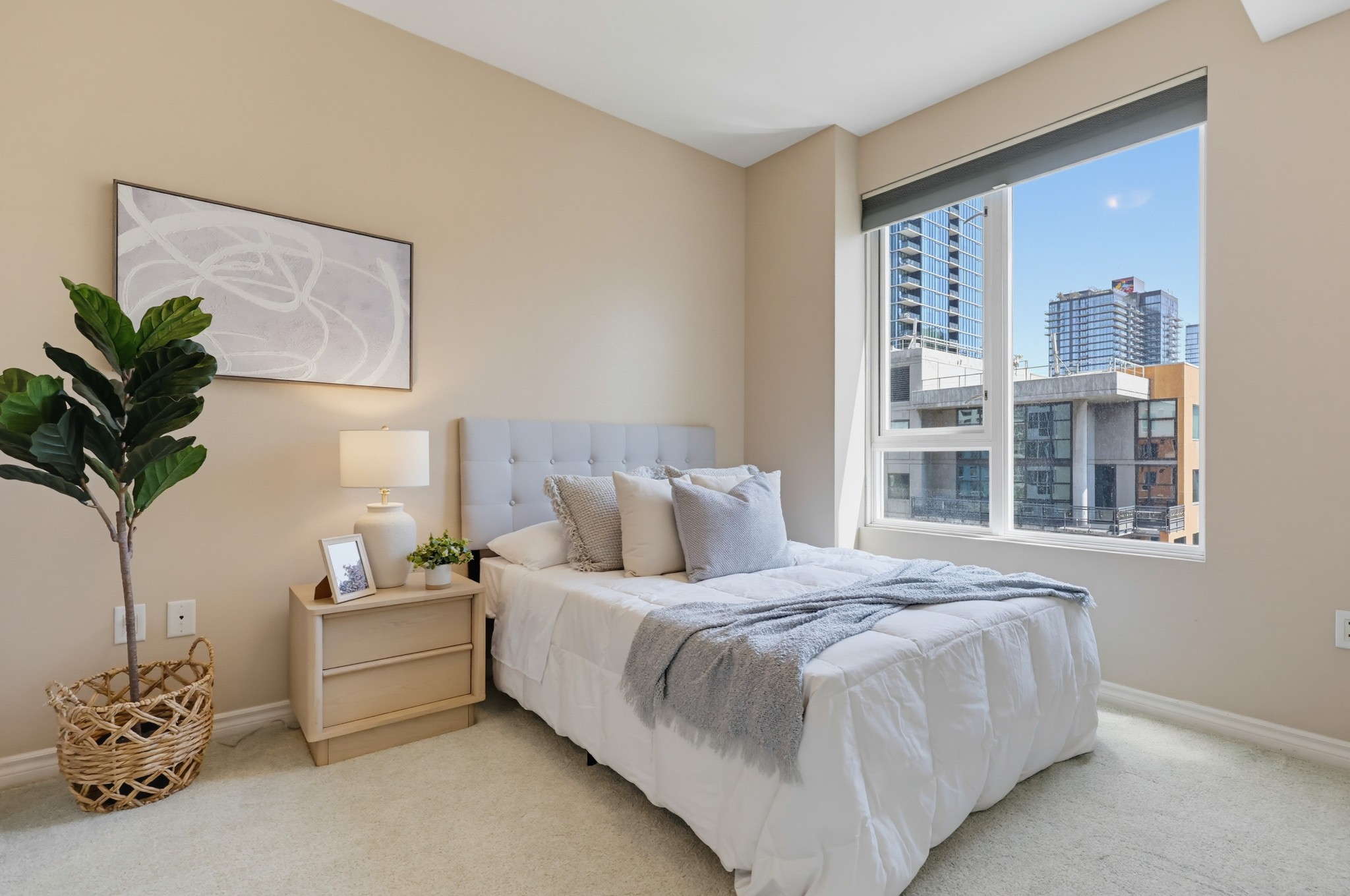 Virtual tour photo 38 of 54 for 300 W Beech St #1101