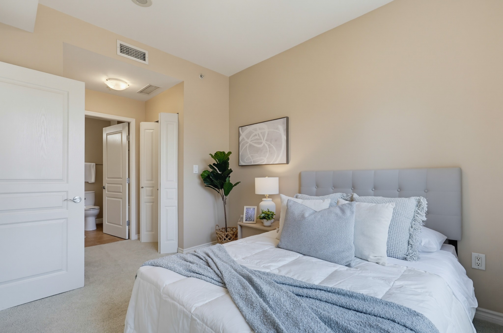Virtual tour photo 41 of 54 for 300 W Beech St #1101