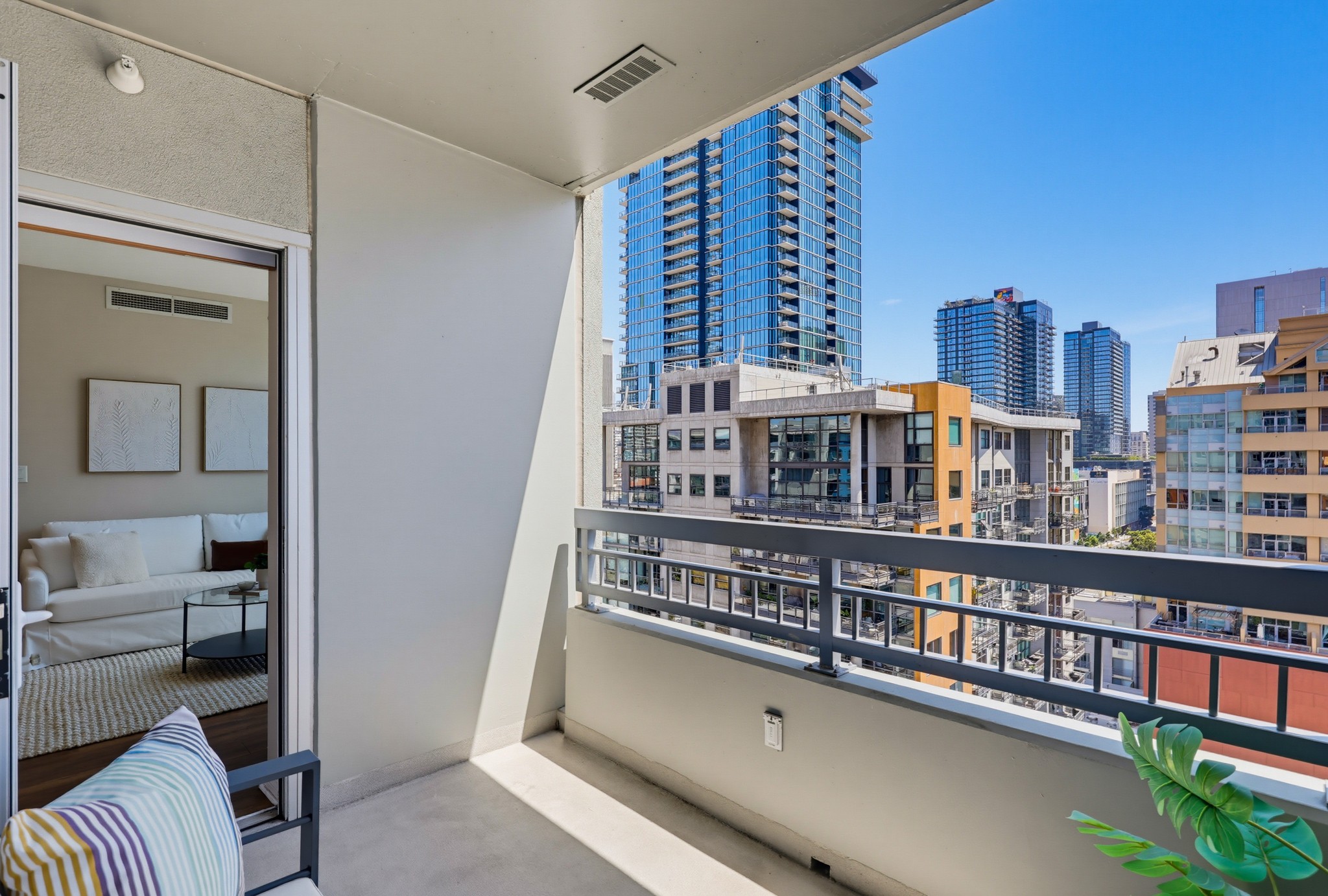 Virtual tour photo 52 of 54 for 300 W Beech St #1101