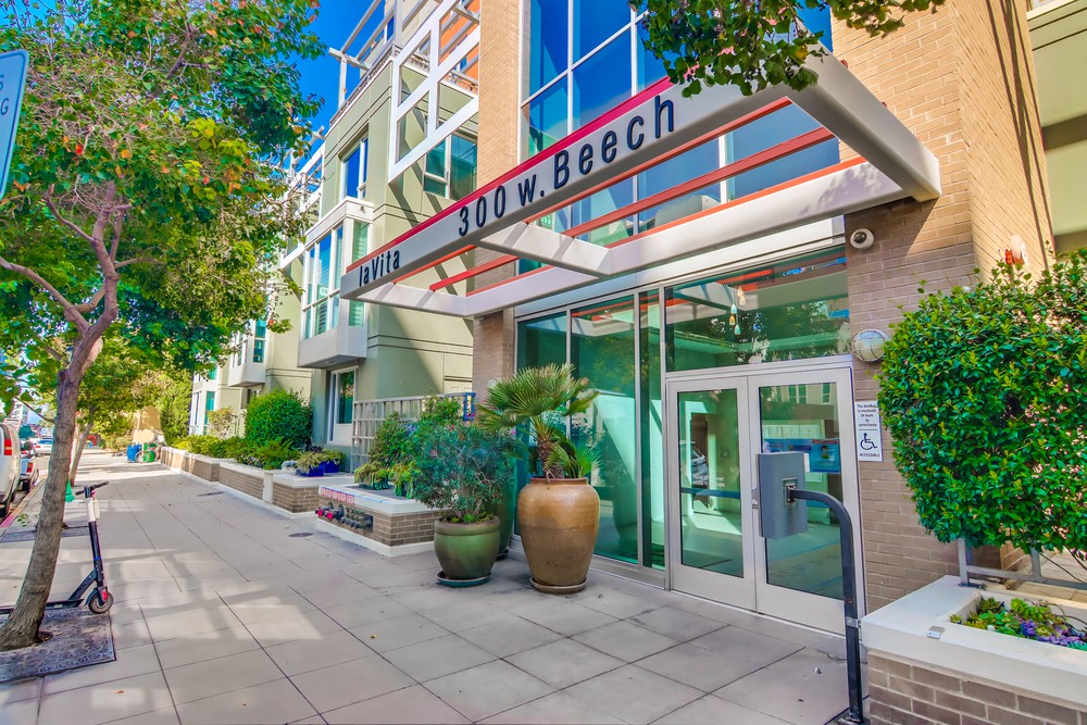 Virtual tour photo 3 of 53 for 300 W Beech St #1303