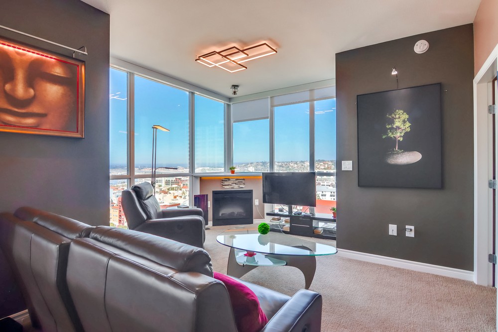 Virtual tour photo 4 of 53 for 300 W Beech St #1303