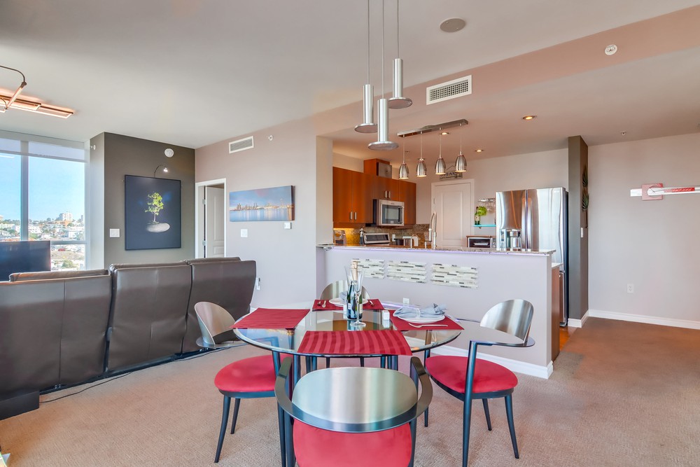 Virtual tour photo 10 of 53 for 300 W Beech St #1303