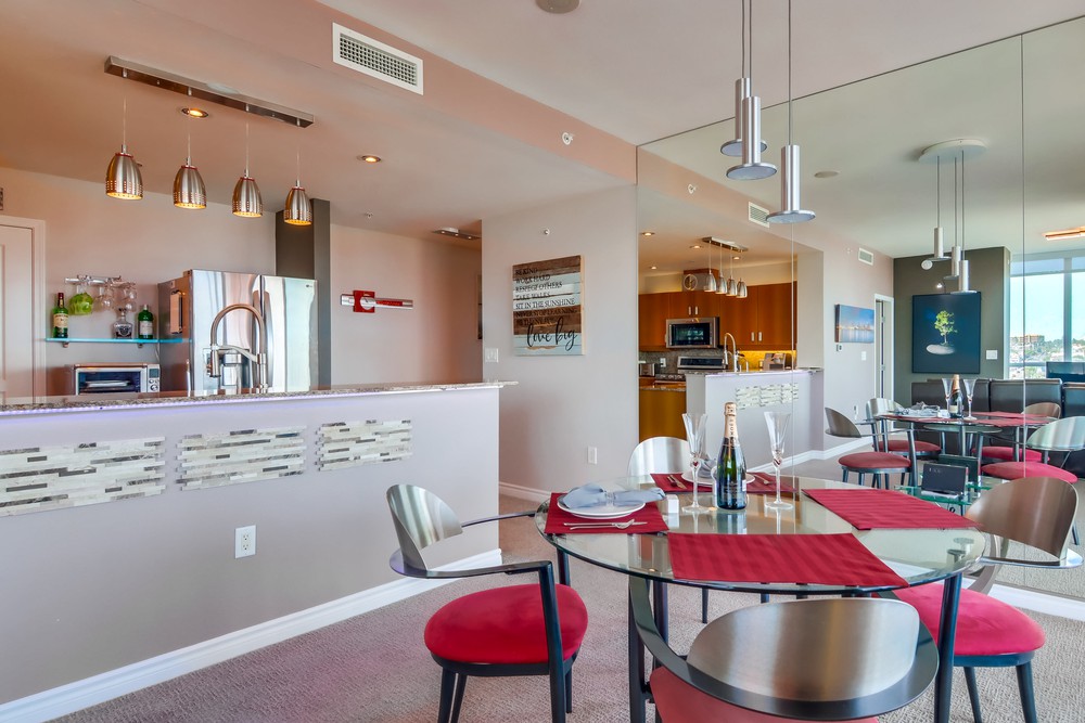 Virtual tour photo 11 of 53 for 300 W Beech St #1303