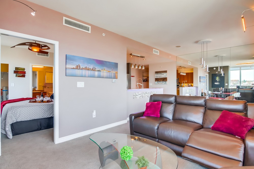 Virtual tour photo 23 of 53 for 300 W Beech St #1303