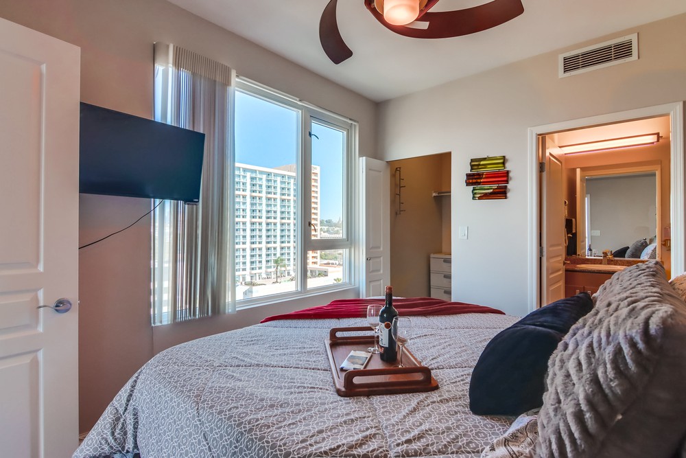Virtual tour photo 27 of 53 for 300 W Beech St #1303