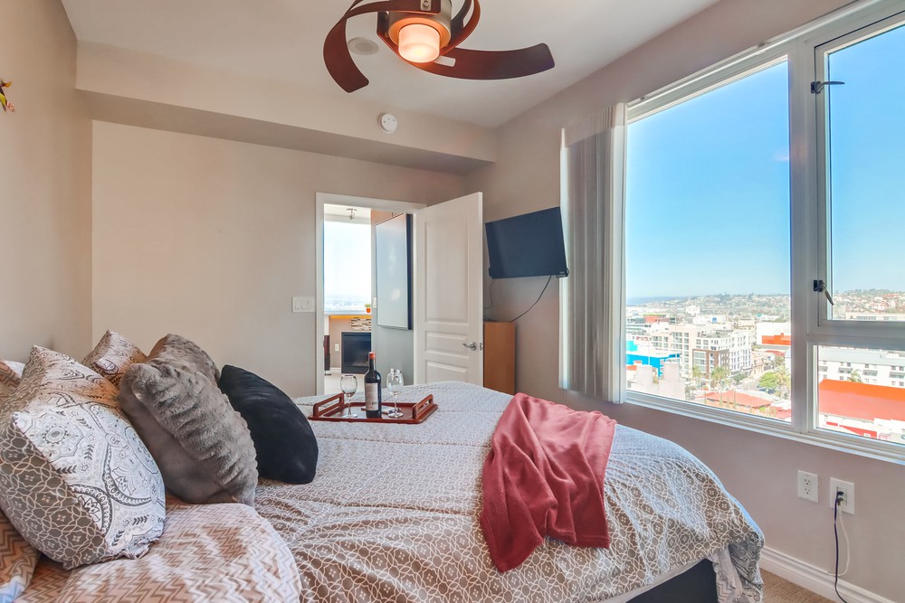 Virtual tour photo 29 of 53 for 300 W Beech St #1303